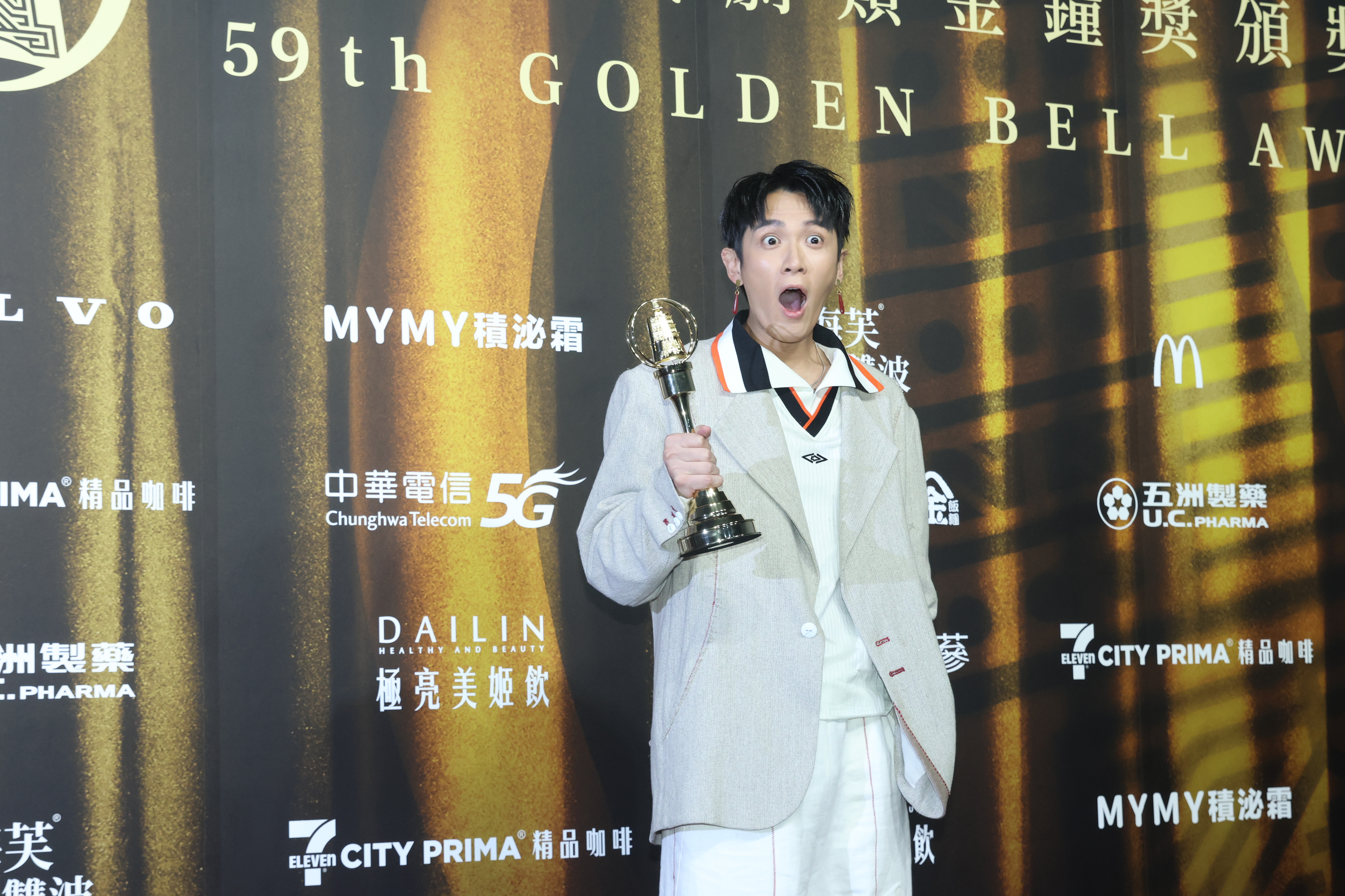 迷你劇集最佳男配角獎由柯震東以《不夠善良的我們》拿下,他一臉驚嚇。