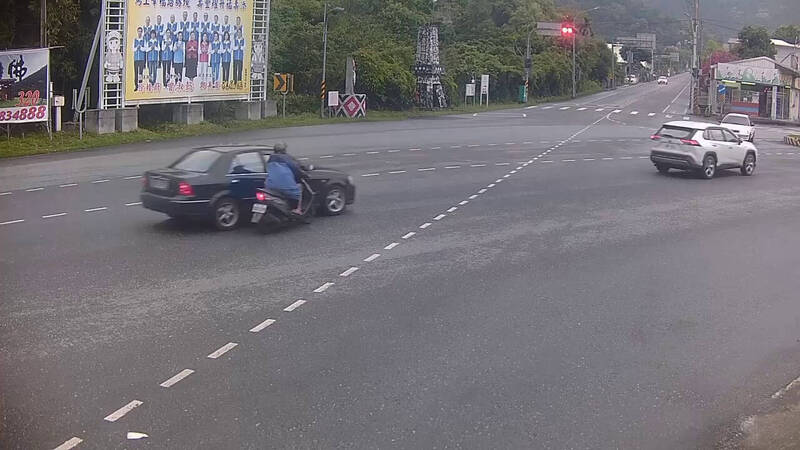 陳姓婦人騎乘普通重機，疑似外側車道急切進入內車道，與同向黑色轎車擦撞，當場摔倒，頭部重創。（翻攝畫面）