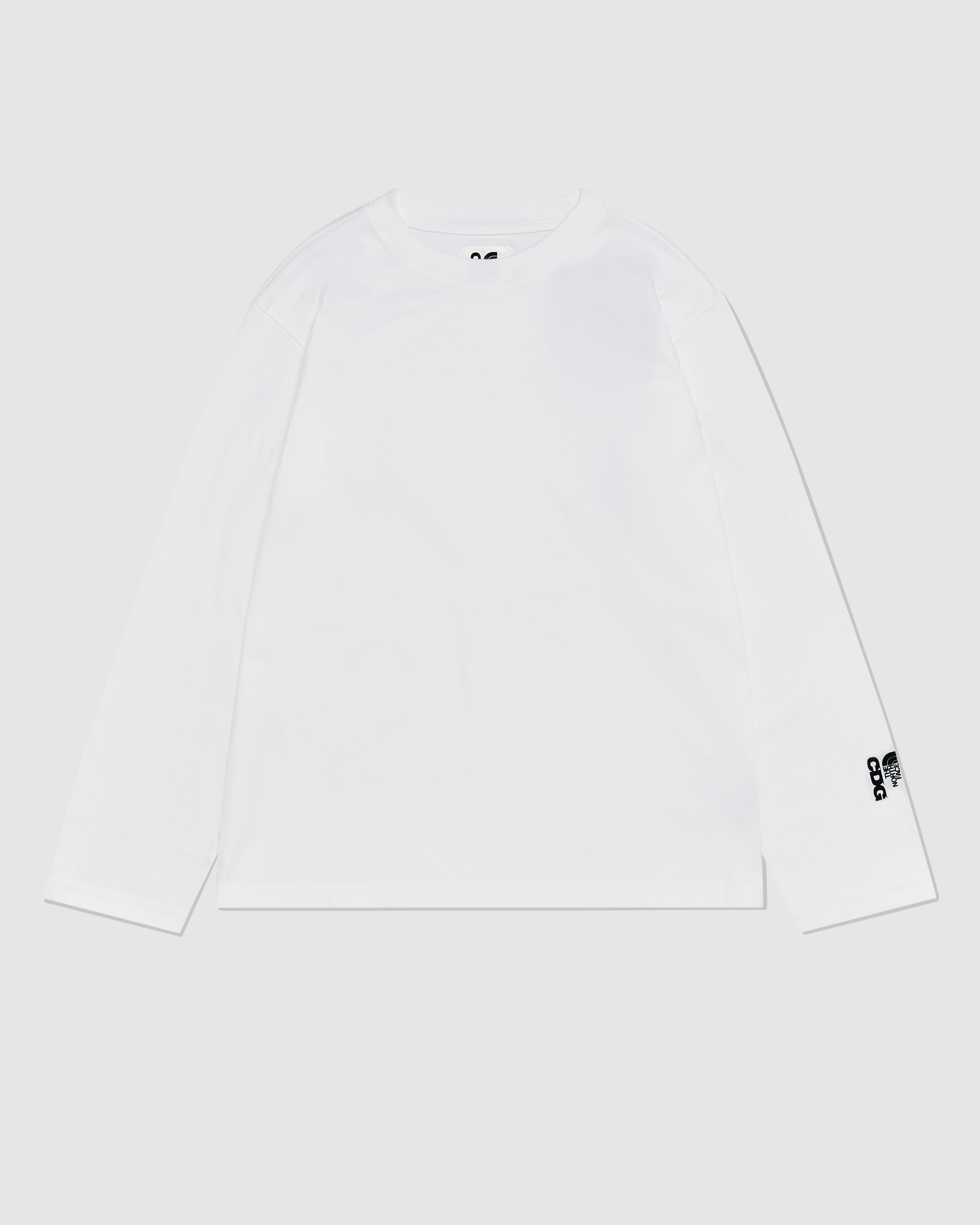 CDG x TNF秋冬聯名系列白色長袖厚磅棉T。NT$3,380（喜事集團提供）