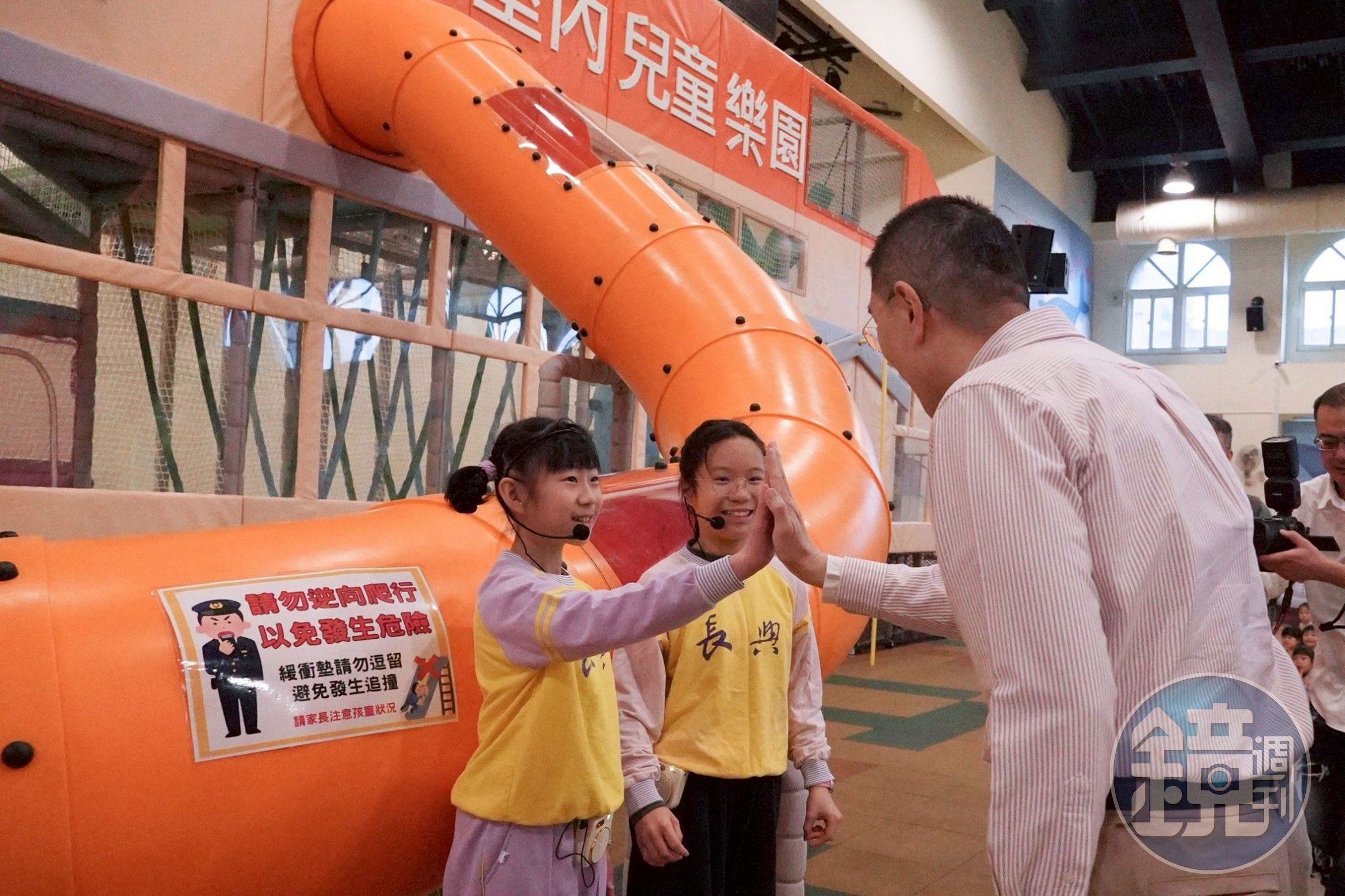 謝國樑市長與小朋友在七堵室內兒童樂園互動，感受室內遊戲設施樂趣。
