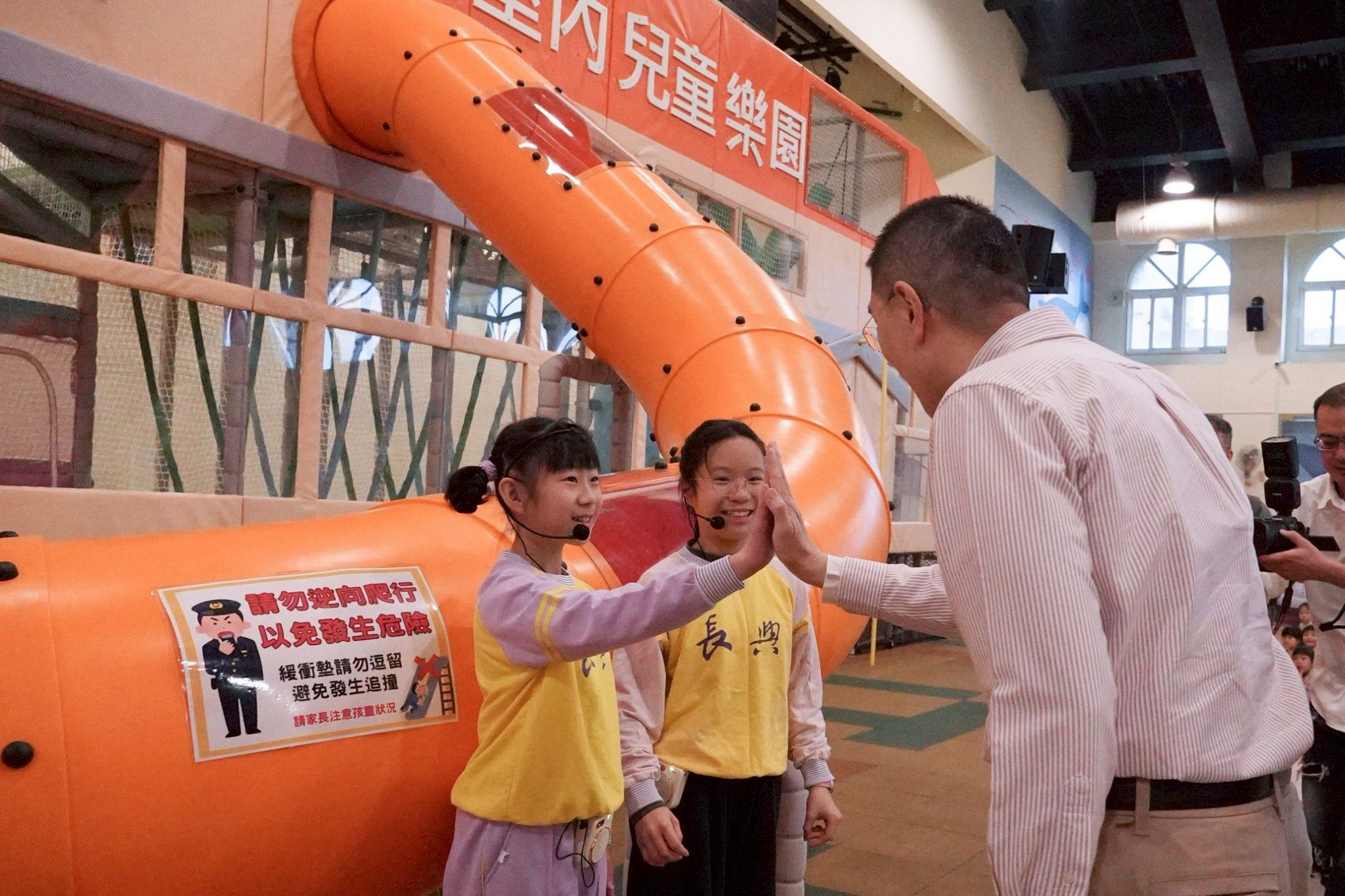 謝國樑市長與小朋友在七堵室內兒童樂園互動,感受室內遊戲設施樂趣。
