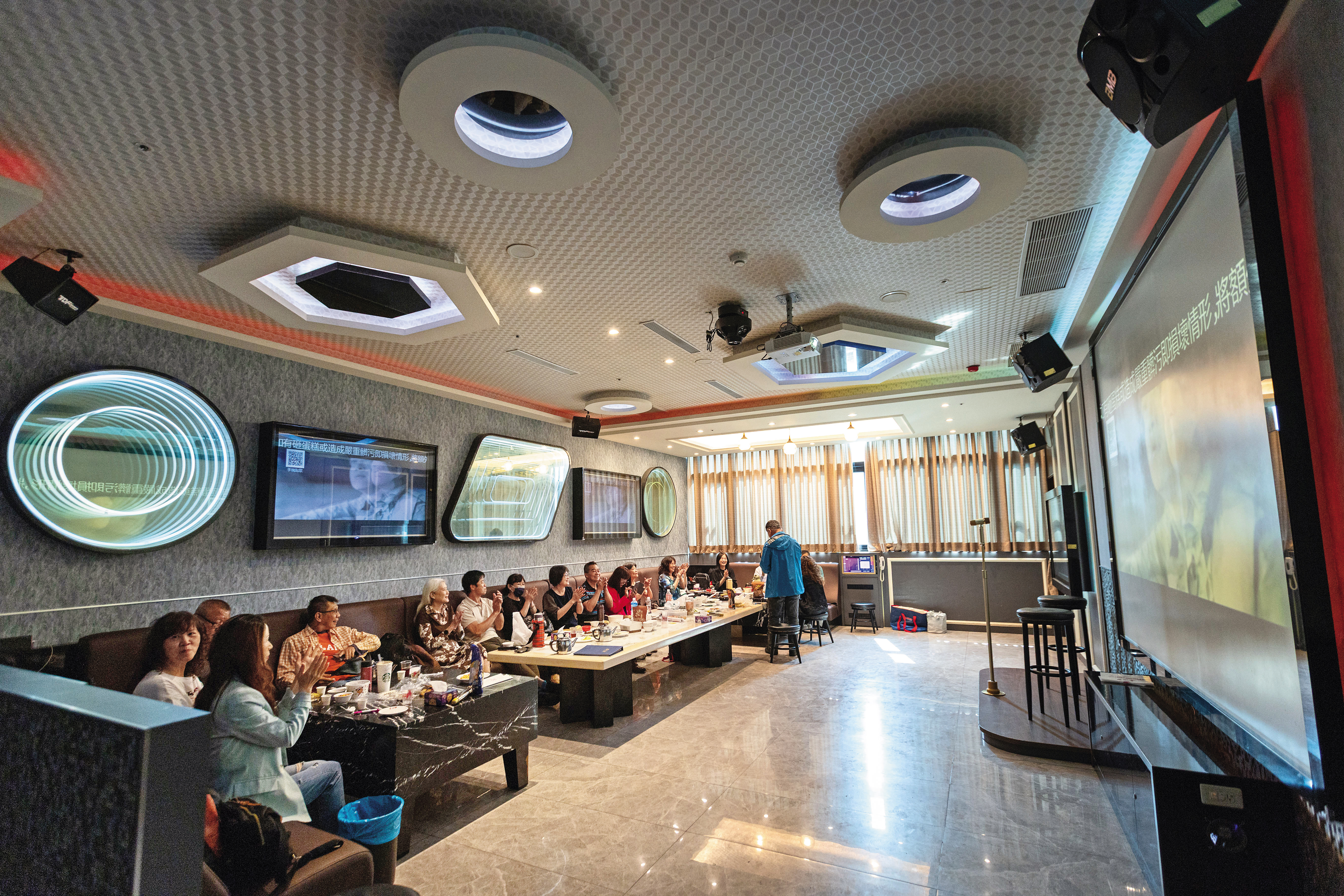 有「KTV南霸天」美譽的享溫馨，亦深耕宴會與餐飲市場，未來還將有旅宿，包辦服務業一條龍，且強攻全時段。