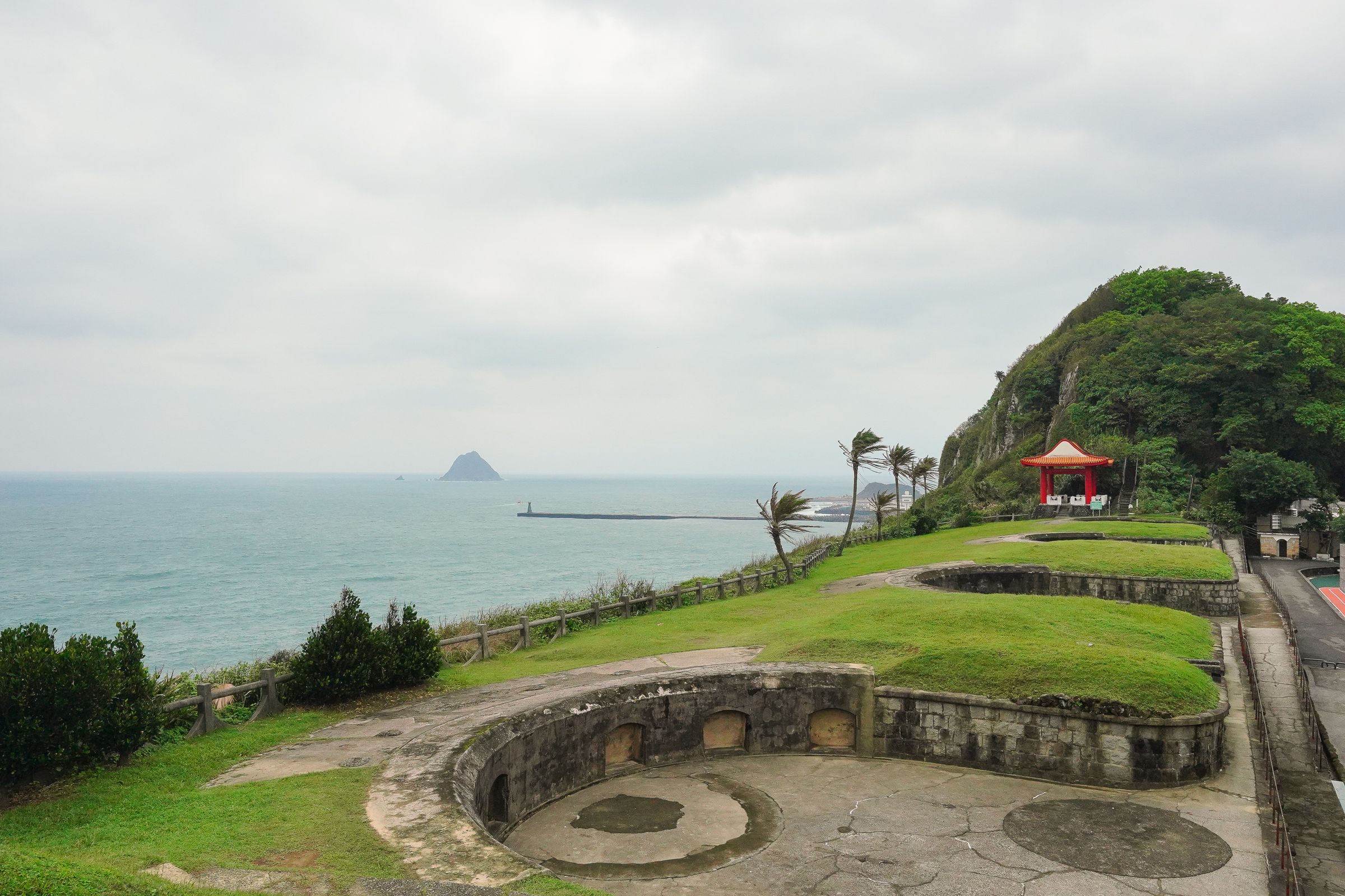 至燈塔博物館、白米甕砲臺走讀海灣風景,享受碼頭報飯餐,串起歷史、軍事與絕美海景。