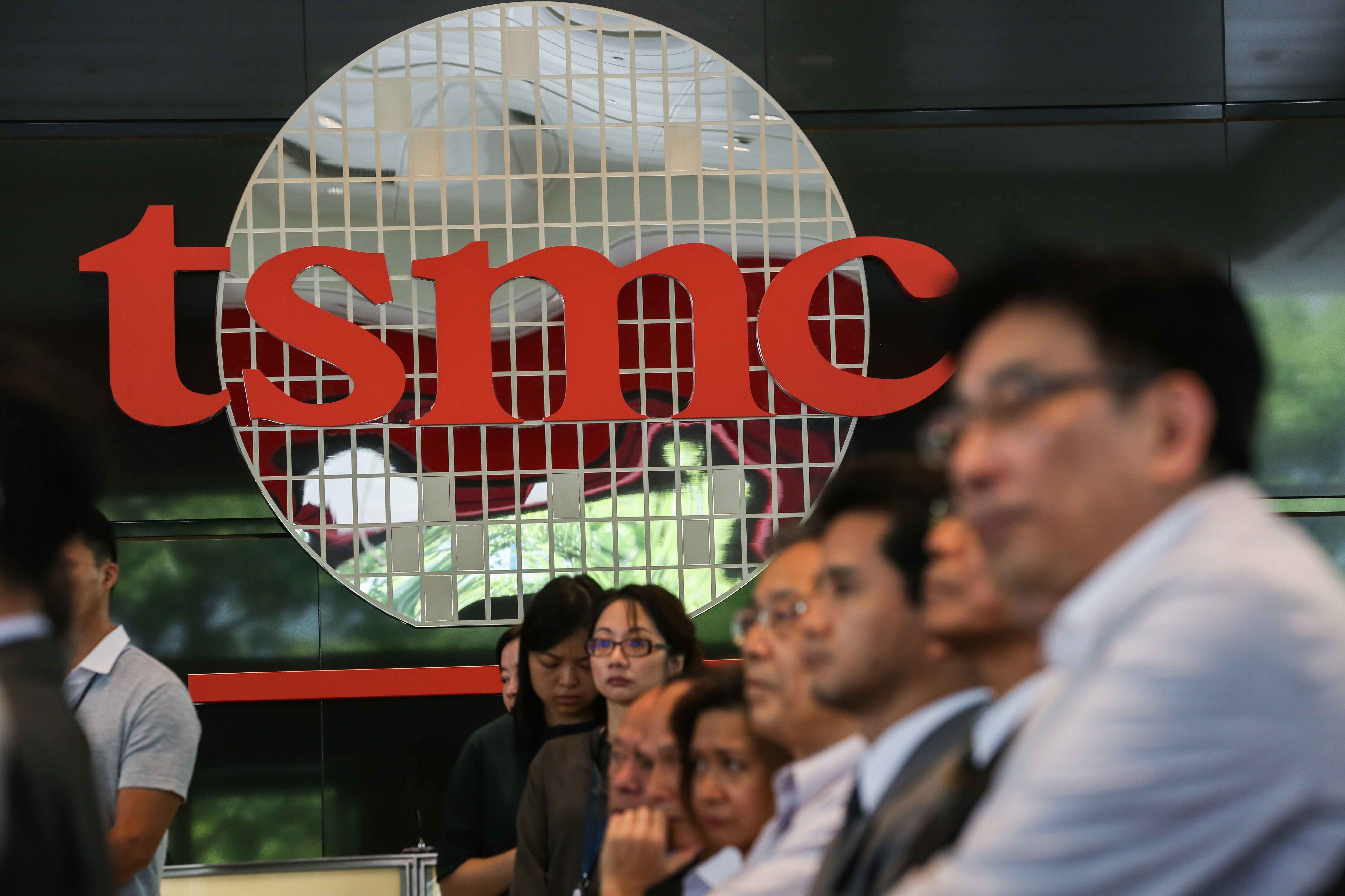 美國商務部傳調查台積電賣人工智慧晶片給華為，台積電回應表示，該公司一向致力遵守所有可適用的法令和法規。