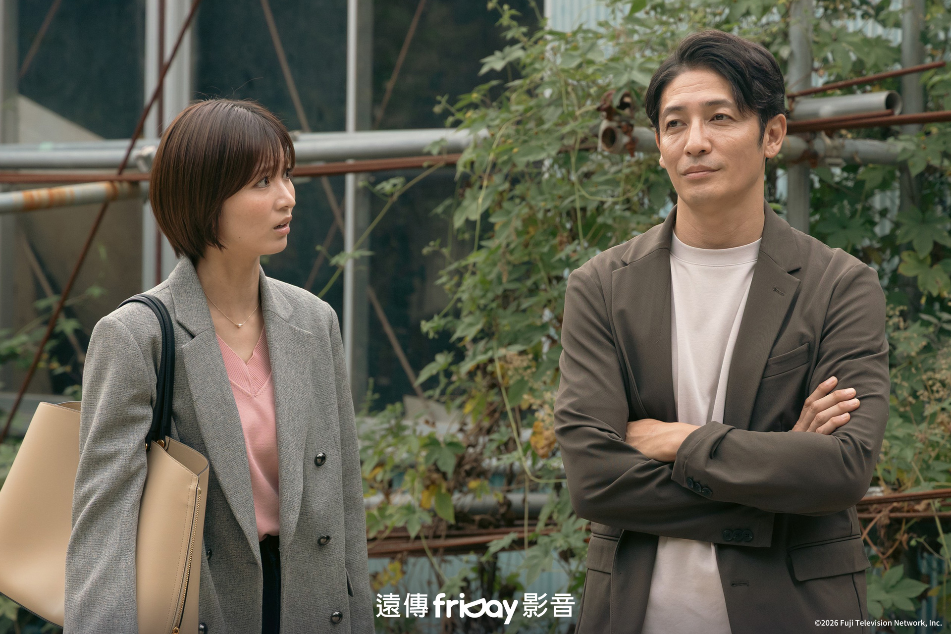 玉木宏(左)與岡崎紗繪(右)首次合作,劇中密集對戲培養默契,呈現專業保險調查員的默契搭檔形象。(friDay影音提供)