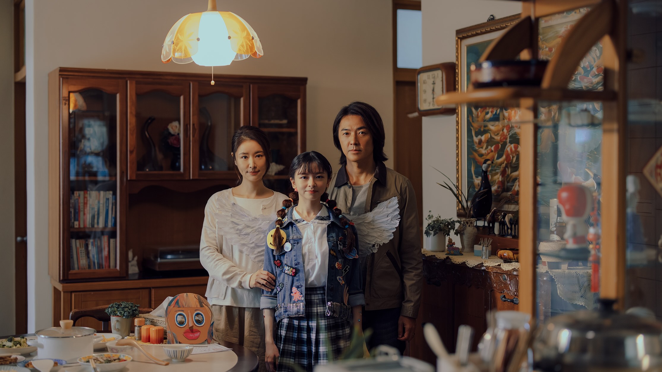 林心如（左起）客串演出《百萬人推理》，與陳姸霏、鄭伊健扮演一家人。（Netflix提供）