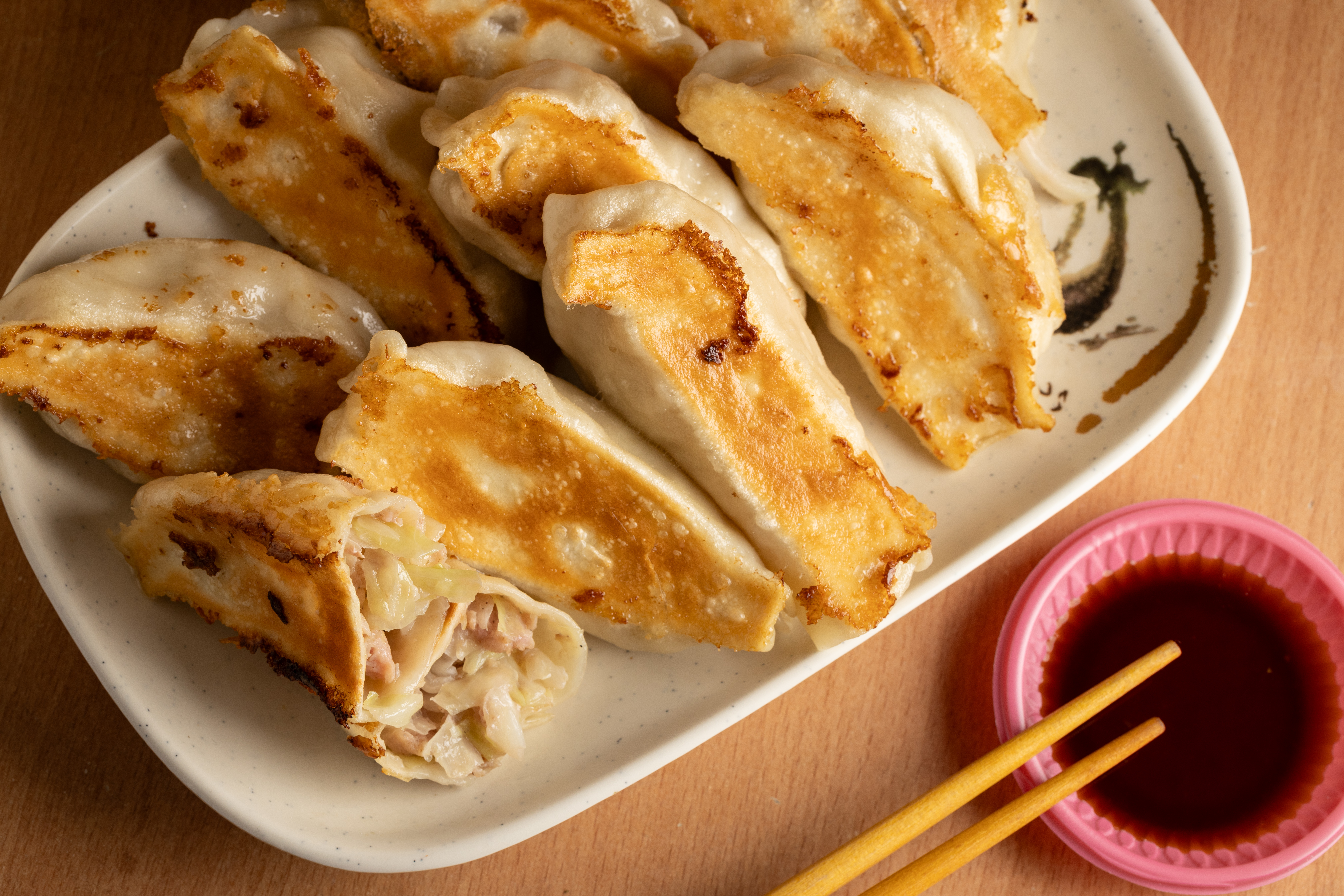 「鍋貼」底部煎得焦黃酥脆，肉餡新鮮甜美，沾蒜蓉醬油很對味。（8元／顆）