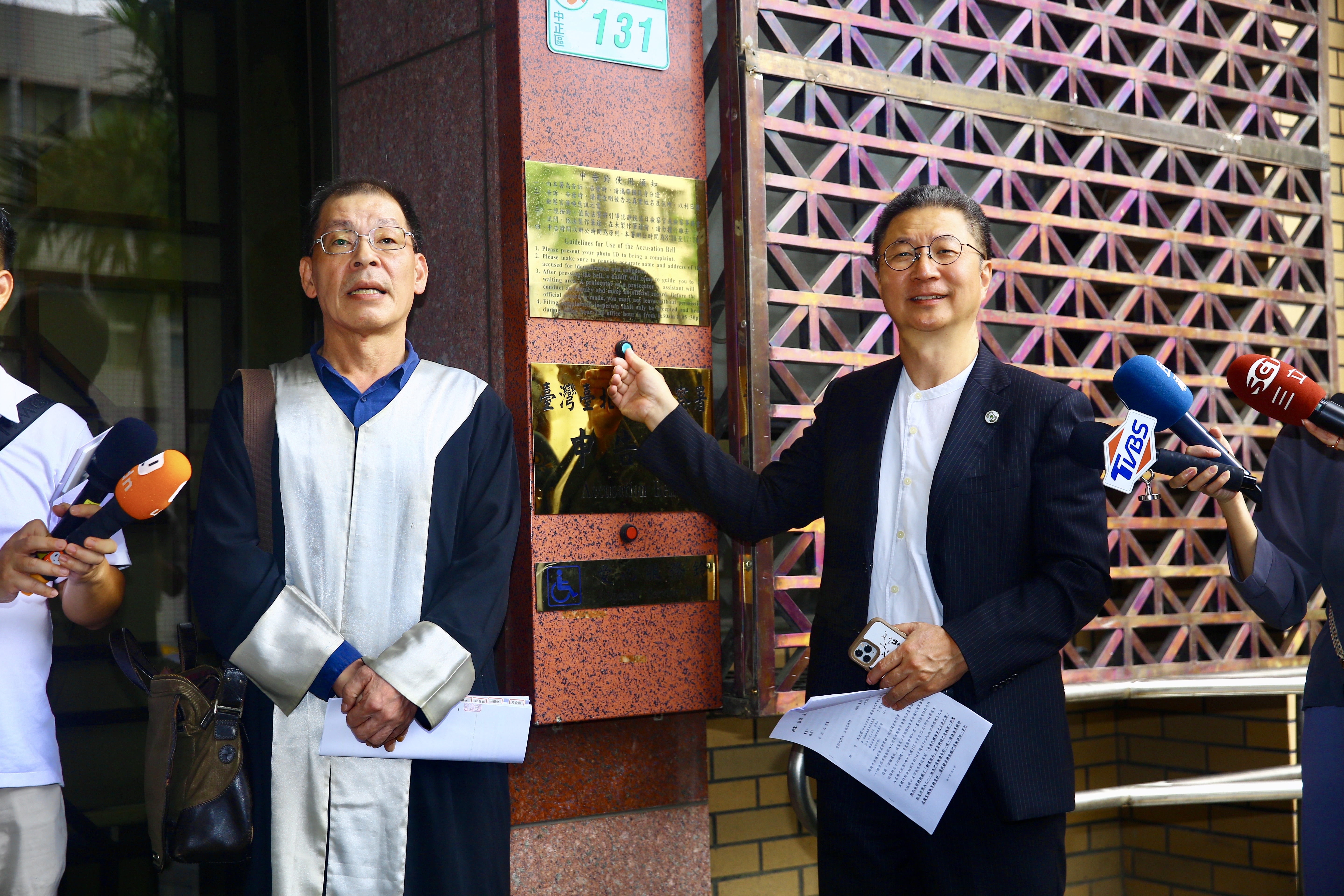 前海軍顧問郭璽今赴台北地檢署控告國民黨立委馬文君涉嫌洩密。