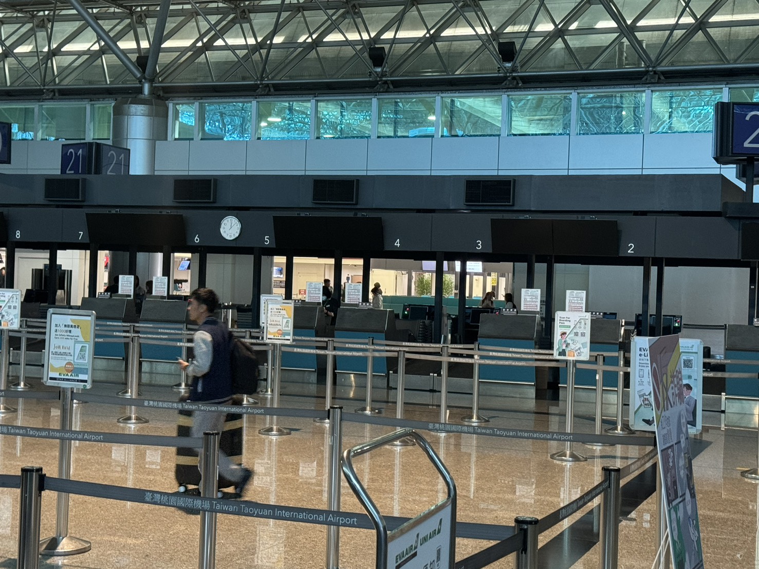 桃園機場第二航廈驚傳停電。（讀者提供）