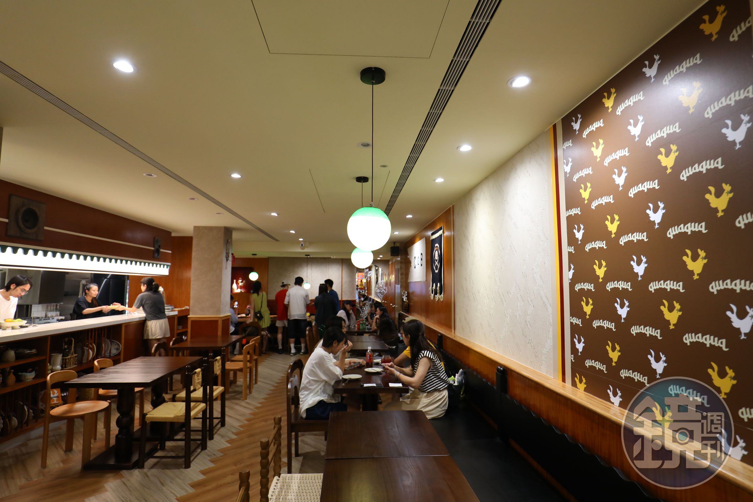 餐廳內用空間寬敞舒適，是旅行中舉杯聚餐的好去處。