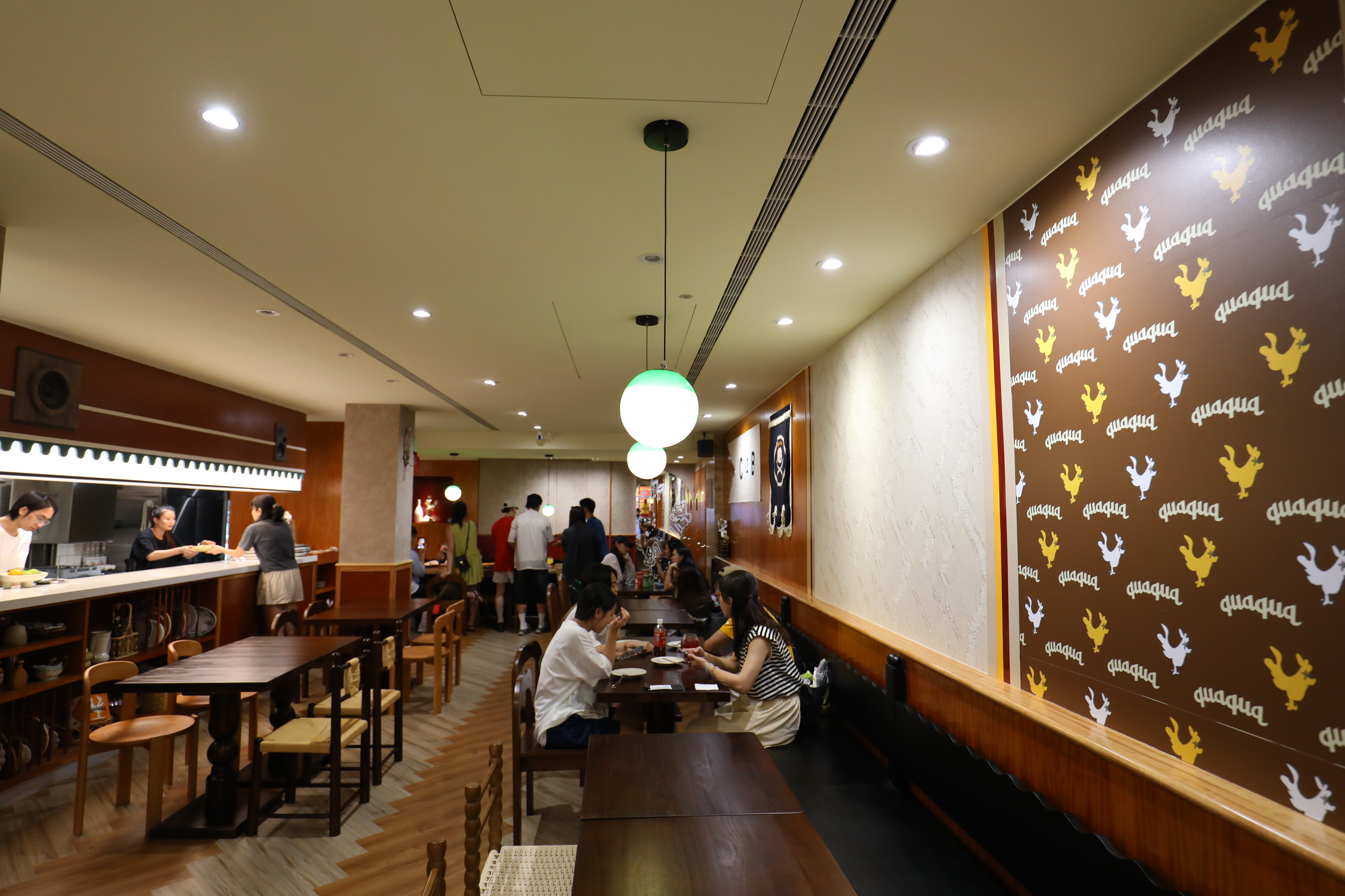 餐廳內用空間寬敞舒適，是旅行中舉杯聚餐的好去處。