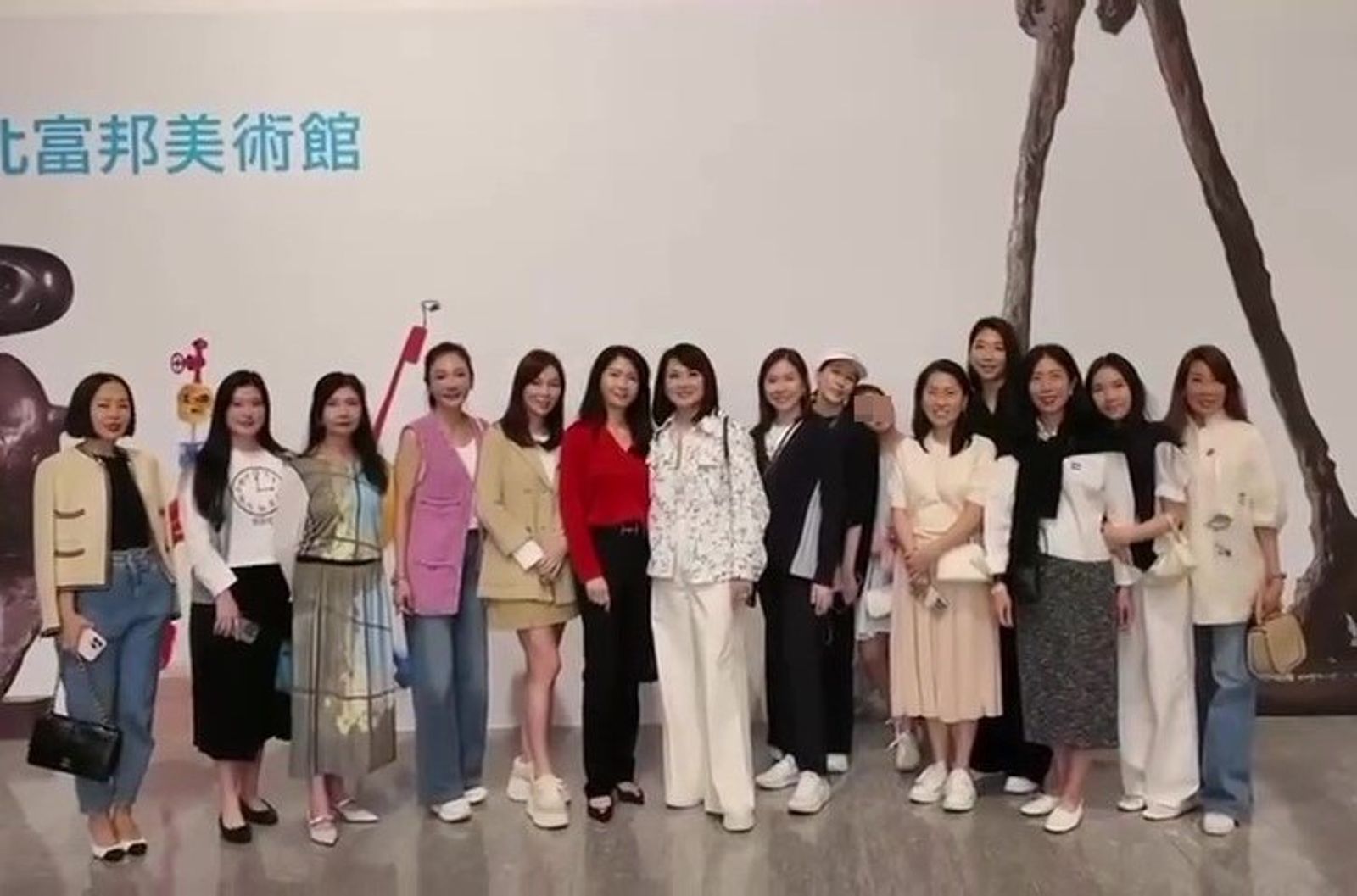 蔡依珊帶兒子逛美術館! 曾馨瑩短裙「露一腿」搶鏡