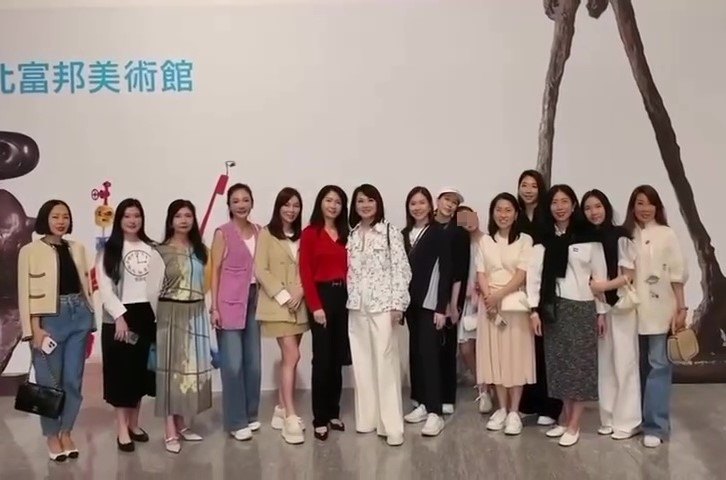 蔡依珊（左八）、曾馨瑩（左五）、陳妍嵐（右七）等人到富邦美術館看特展，美術館館長翁美慧（右七）親自導覽。（翻攝蔡依珊臉書）