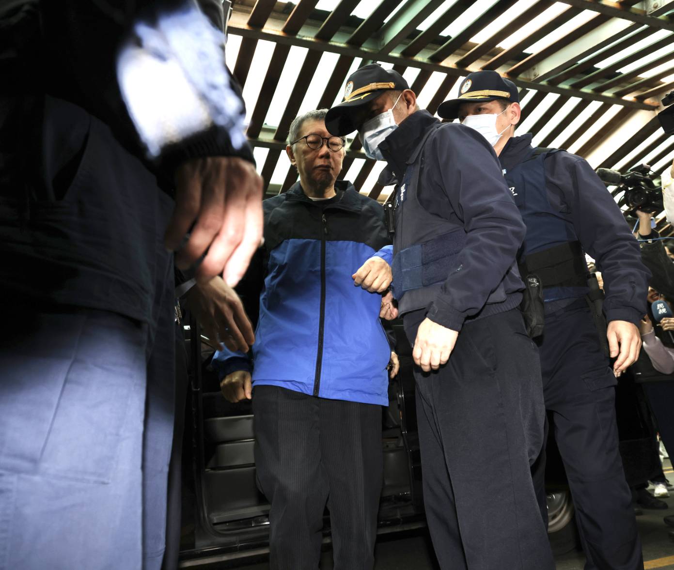 柯文哲昨日在法警戒護下至新竹參加父親的告別式。