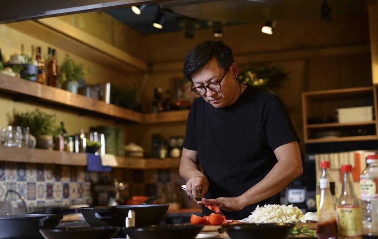 知名廚師、美食主持人詹姆士今(31日)無預警發出聲明,指「已與詹醬公司無關」。(翻攝自詹姆士臉書)