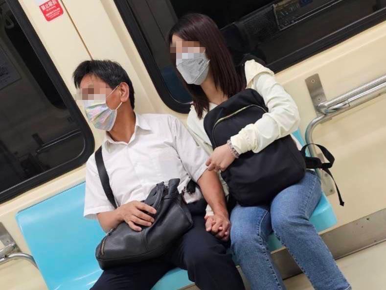調查局簡祕與科員在捷運上十指緊扣，引起議論，有無涉及不當往來，調查局正積極處理中。（讀者提供）
