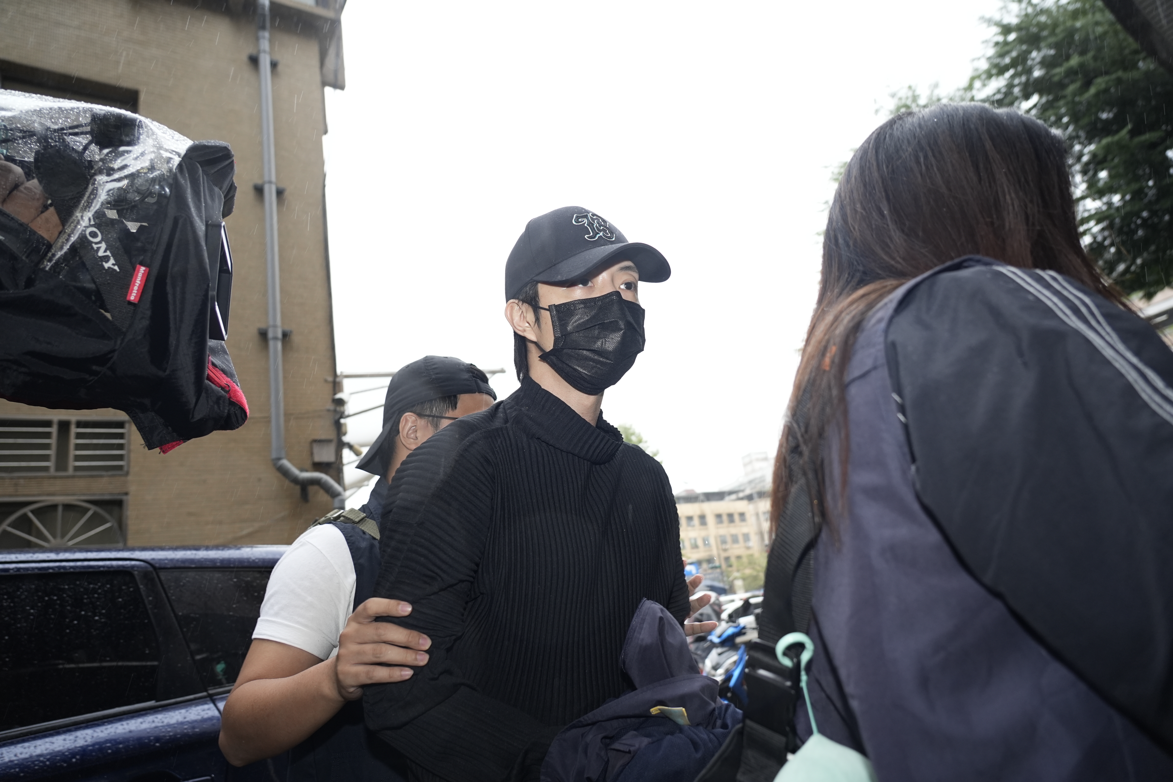 棒棒堂成員小杰（廖允杰）坦承花30萬元躲避兵役。