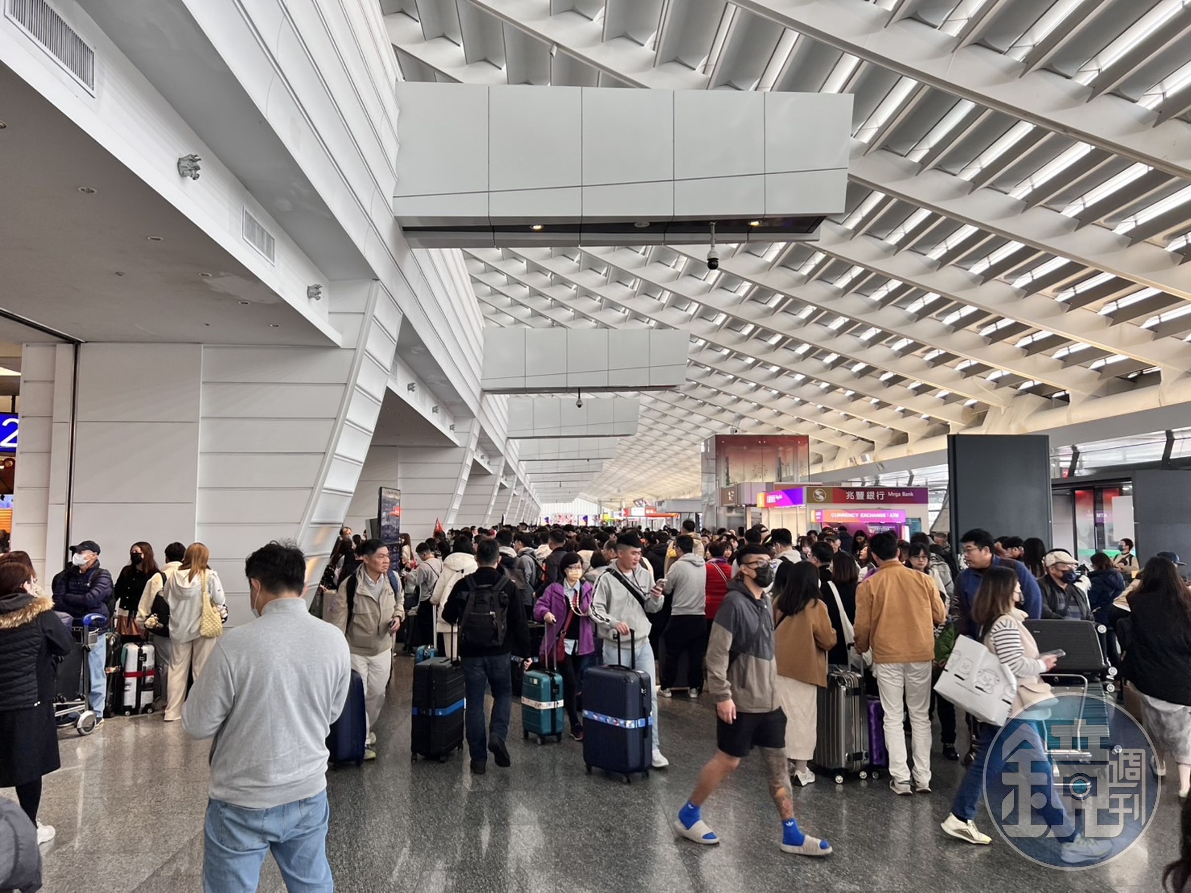 春節使機場萬頭攢動，桃園機場公司先前就提醒旅客提前3小時抵達機場報到。