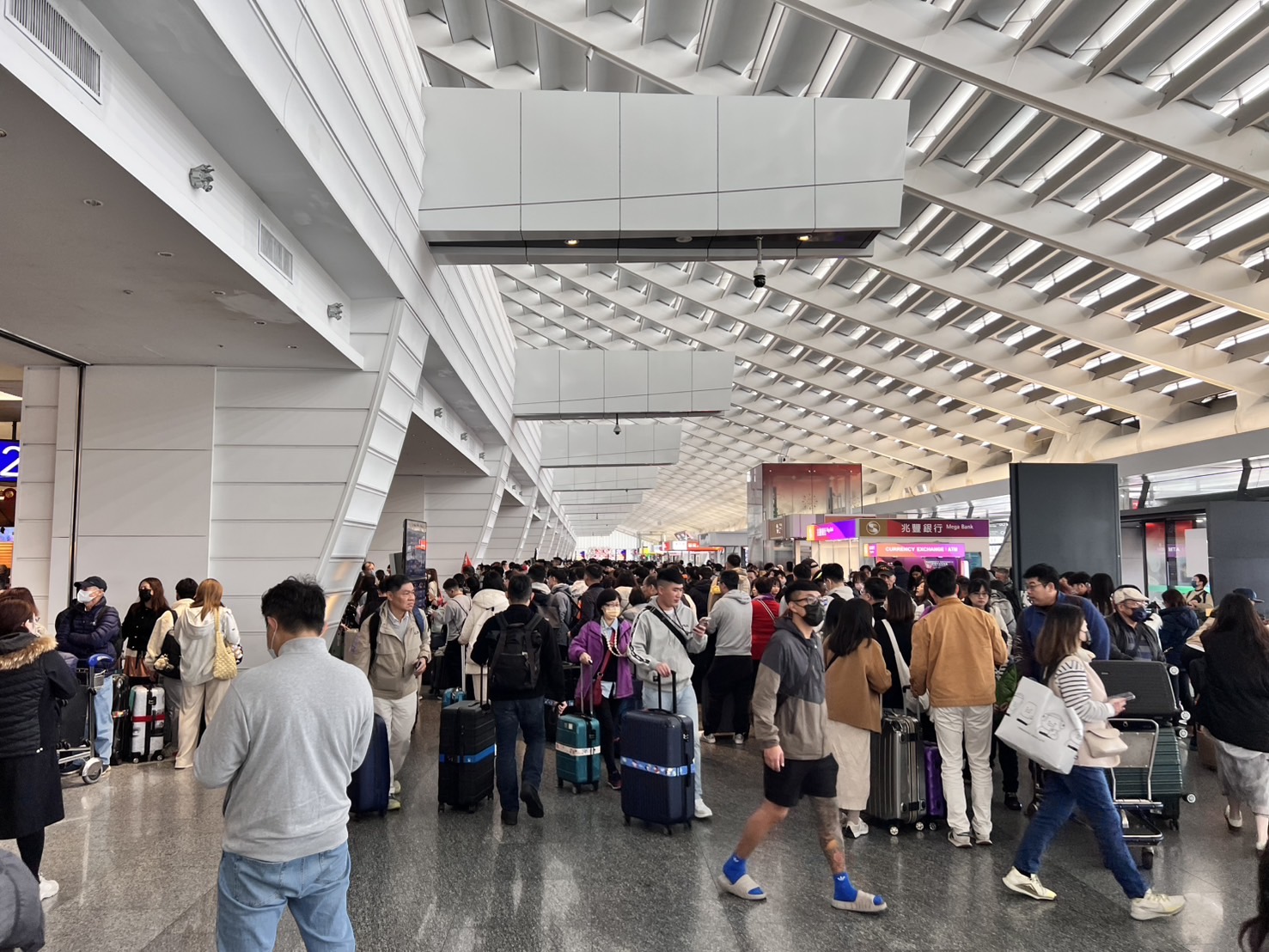 春節使機場萬頭攢動，桃園機場公司先前就提醒旅客提前3小時抵達機場報到。