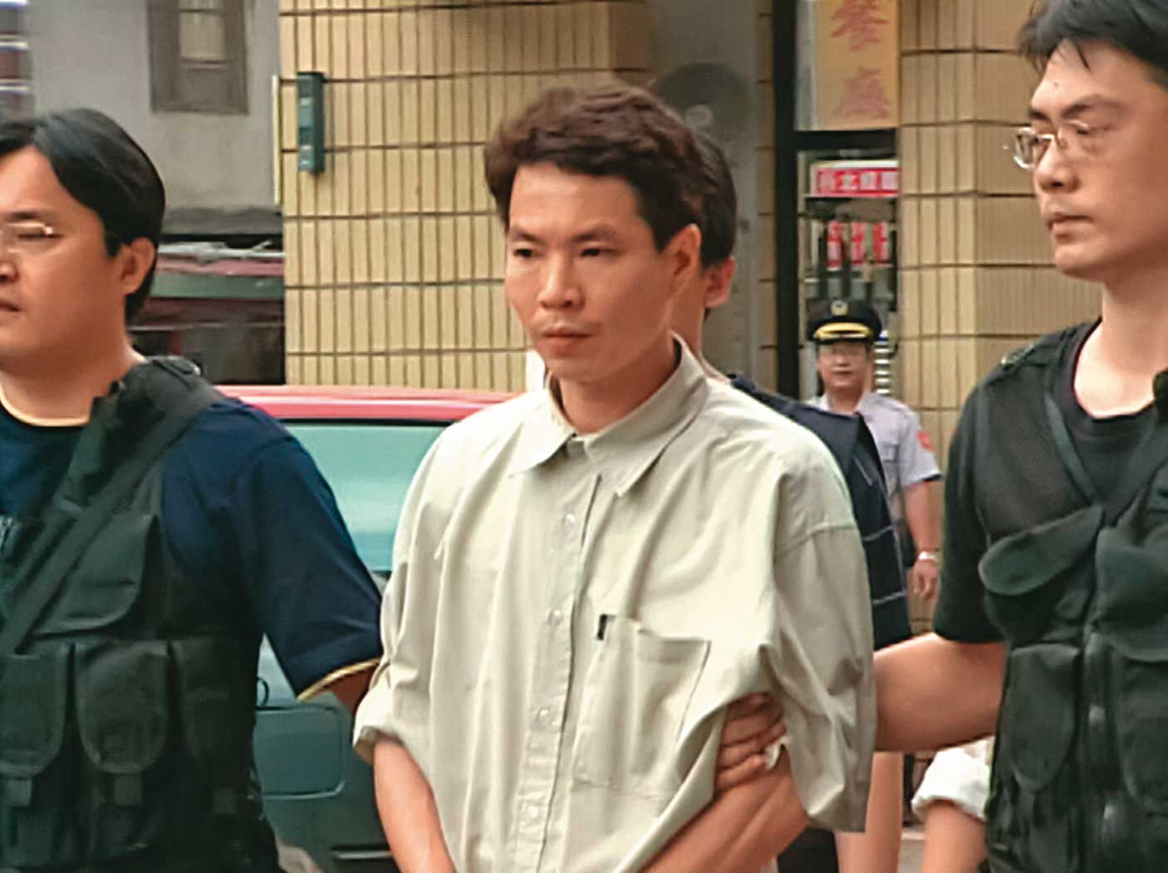 離職刑警華敏璽(圖)見大批警力荷槍實彈上門,當場就範。(東森新聞提供)