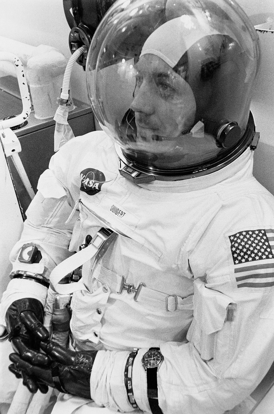 1970 年 4 月,Jack Swigert 與 Speedmaster 合影,準備執行 Apollo 13 任務。