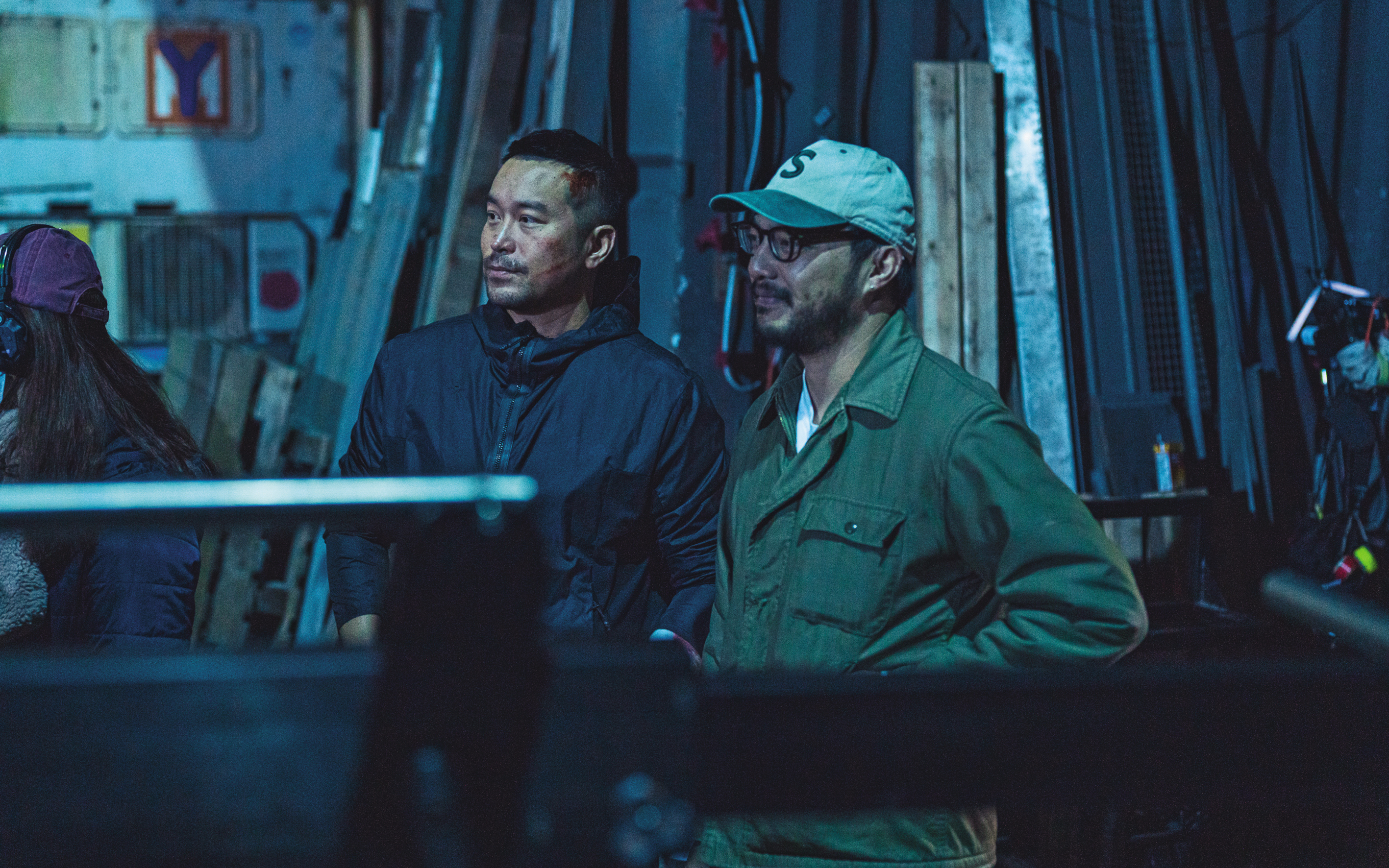 導演簡學彬（右）認為張孝全（左）除了有動作片的基礎，也很能理解角色的感受。（華映娛樂提供）