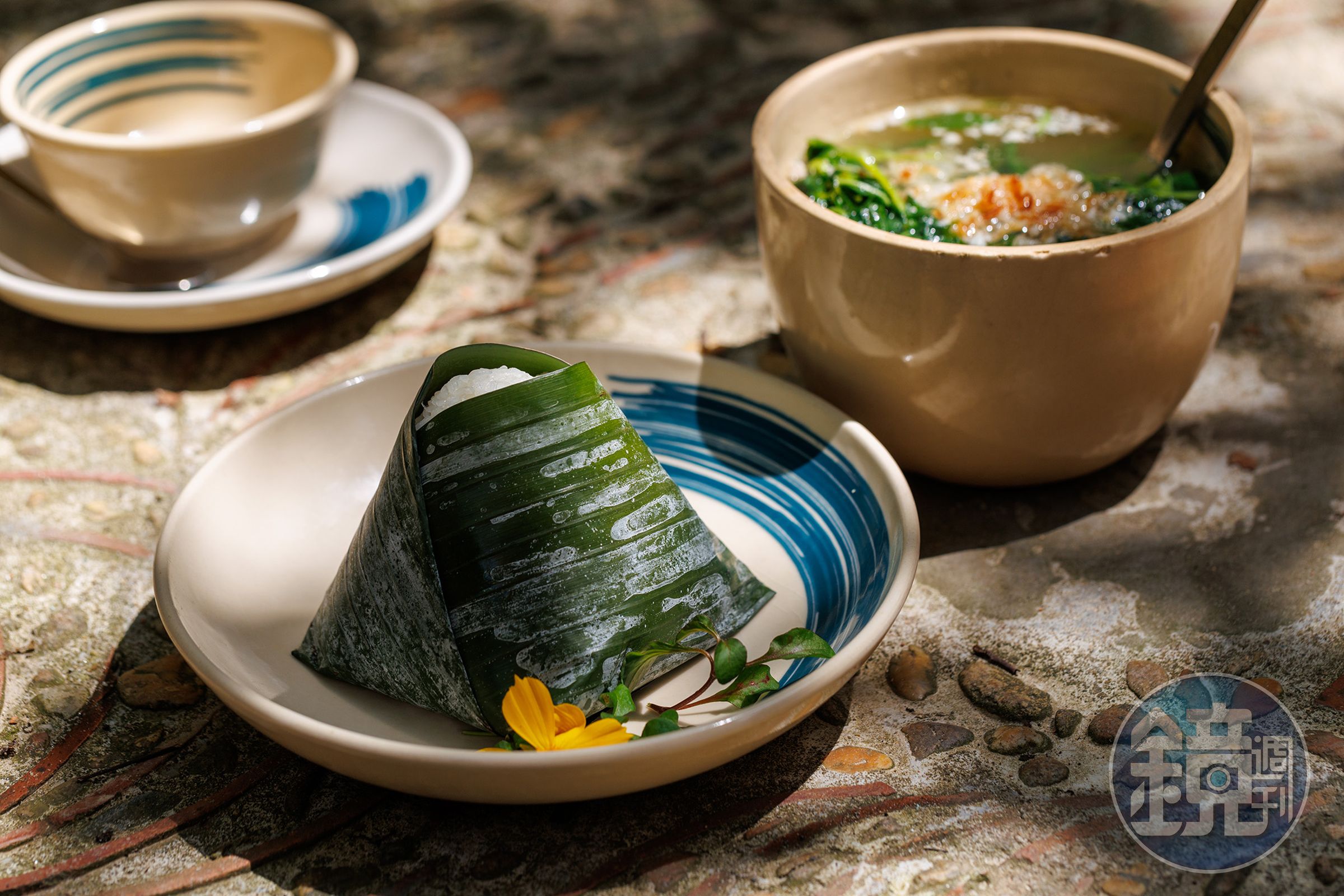極具鄉村色彩的「芭蕉葉包飯」,將米飯與椰漿或香料拌勻,包在芭蕉葉中蒸煮出清新草香,拆開時香氣撲鼻。搭配茶桂村直送、清甜回甘的鮮綠蔬菜湯,是最道地的農家菜餚。