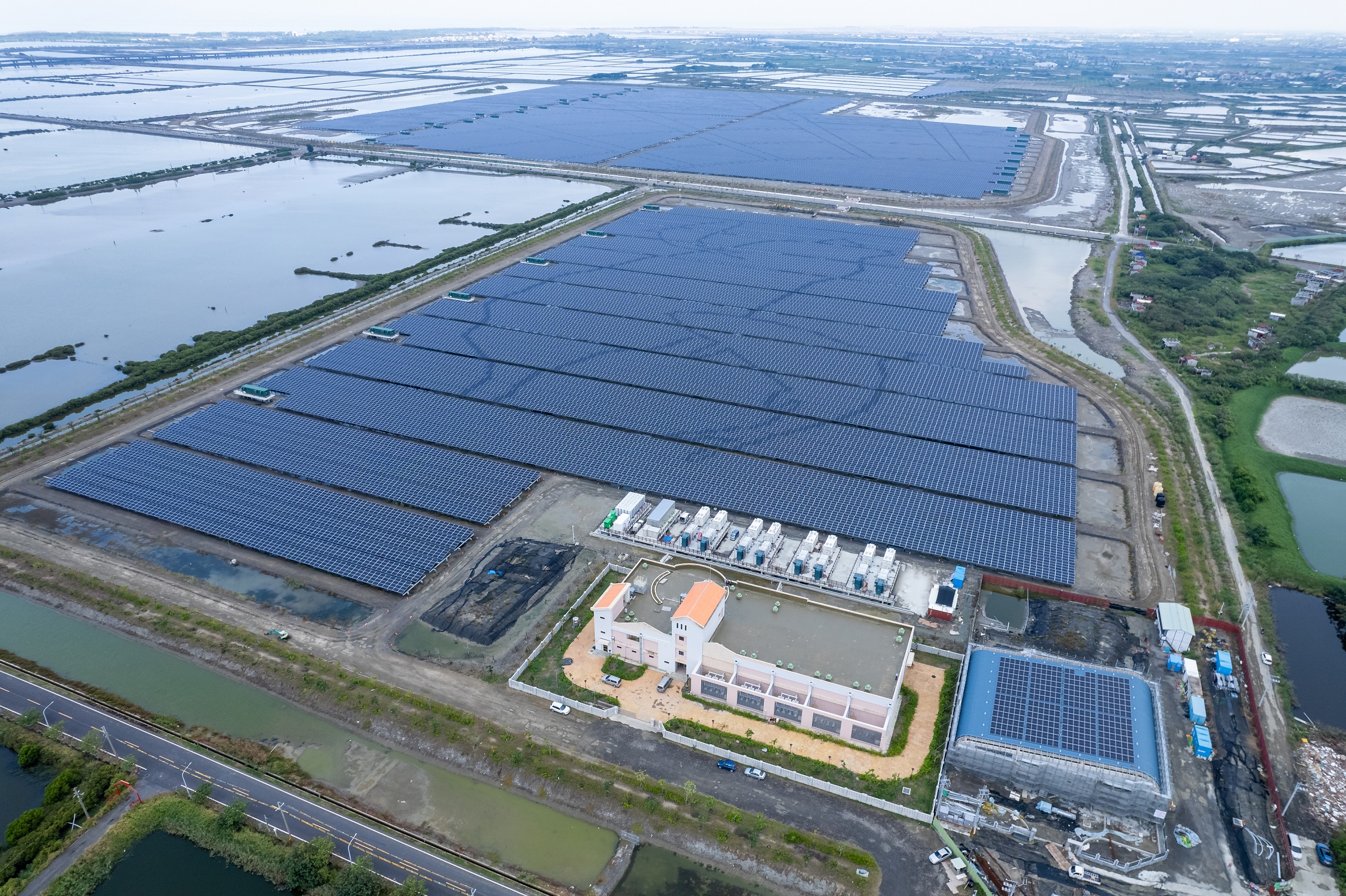 現在大型地面光電成案不易,政府要加速屋頂型光電設置。(經濟部提供)