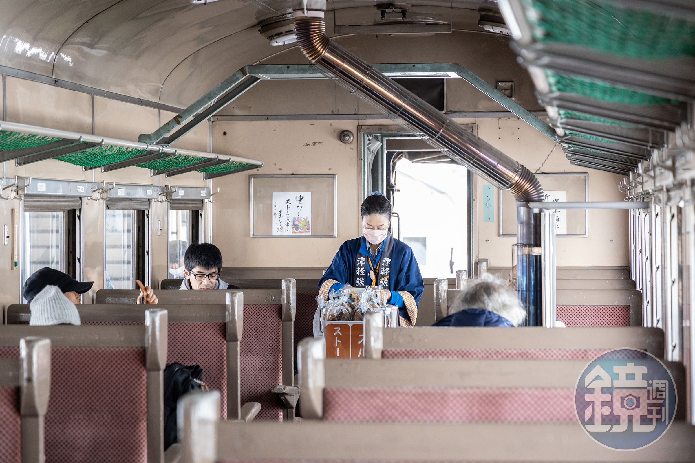 暖爐列車是日本最北端的民營鐵道，也是少數尚未電氣化的鐵路，車廂內部的座椅、行李架、窗戶等也都保持往日模樣。
