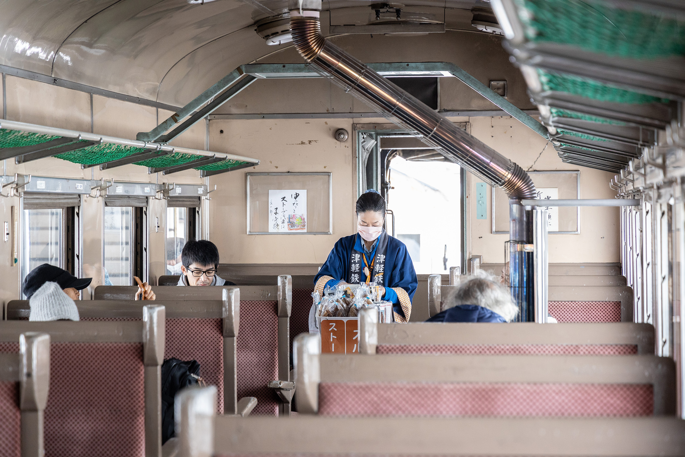 暖爐列車是日本最北端的民營鐵道，也是少數尚未電氣化的鐵路，車廂內部的座椅、行李架、窗戶等也都保持往日模樣。