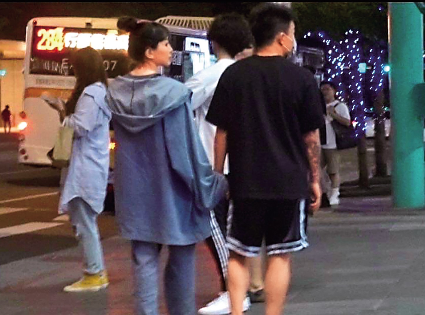 去年Toyz和榕榕子牽手逛街遭拍到，Toyz解釋是在拍片，但至今都沒見到成品。（讀者提供）