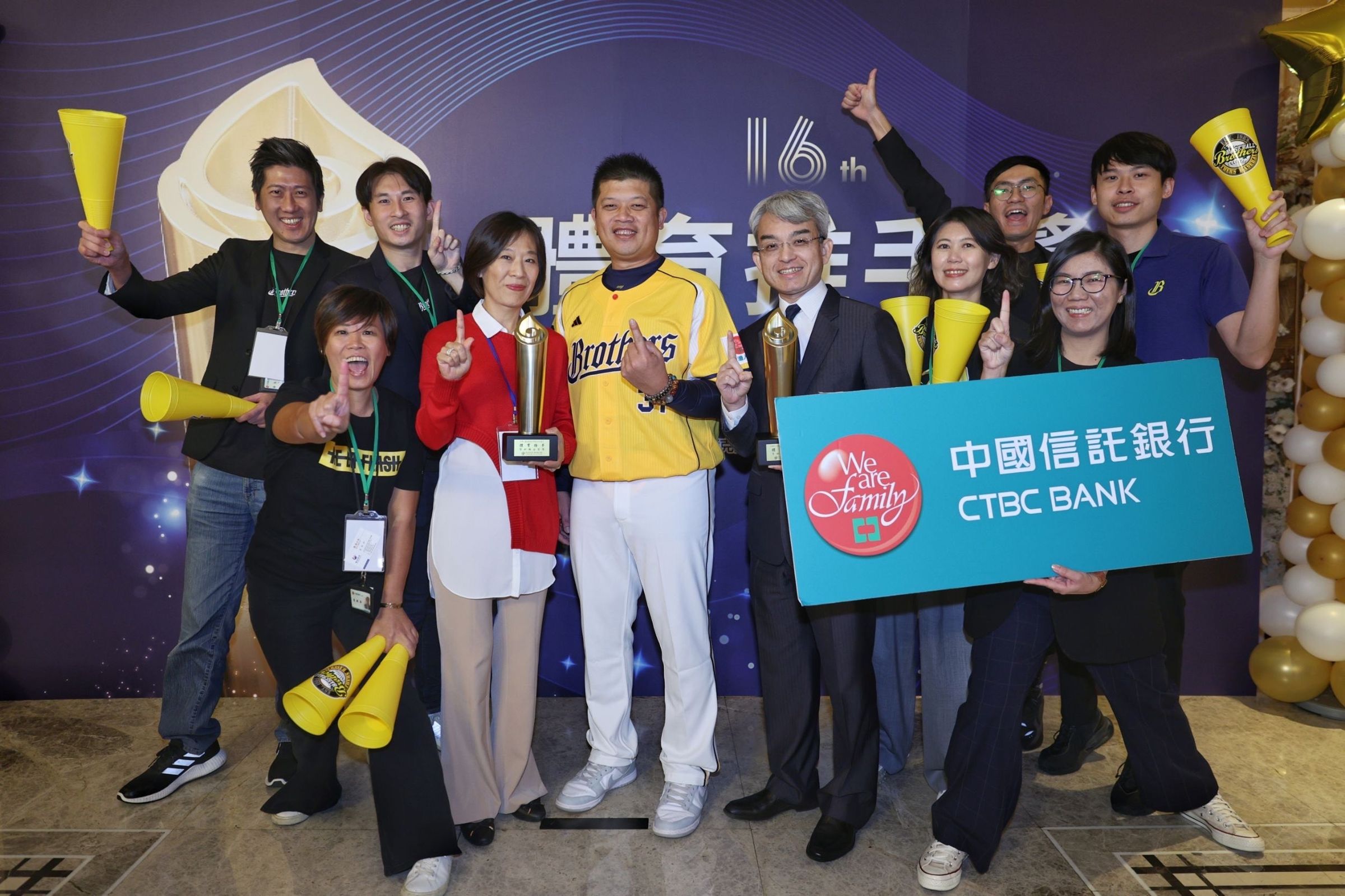 中國信託力挺台灣體壇，不僅支持國家隊征戰世界舞臺、陪伴職業選手逐夢，更致力扎根基層體育發展，連續14年獲肯定，囊括「體育推手獎」六獎項。（中信金控提供）