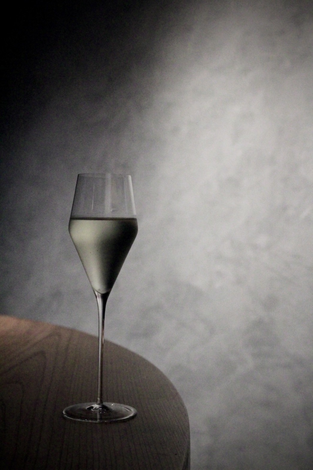 擁有草本香調的「無酒精飲品1」，以帶點甜味的香茅糖漿與氣泡水為基底，調合著洋甘菊、桂花、玫瑰的花香氣。