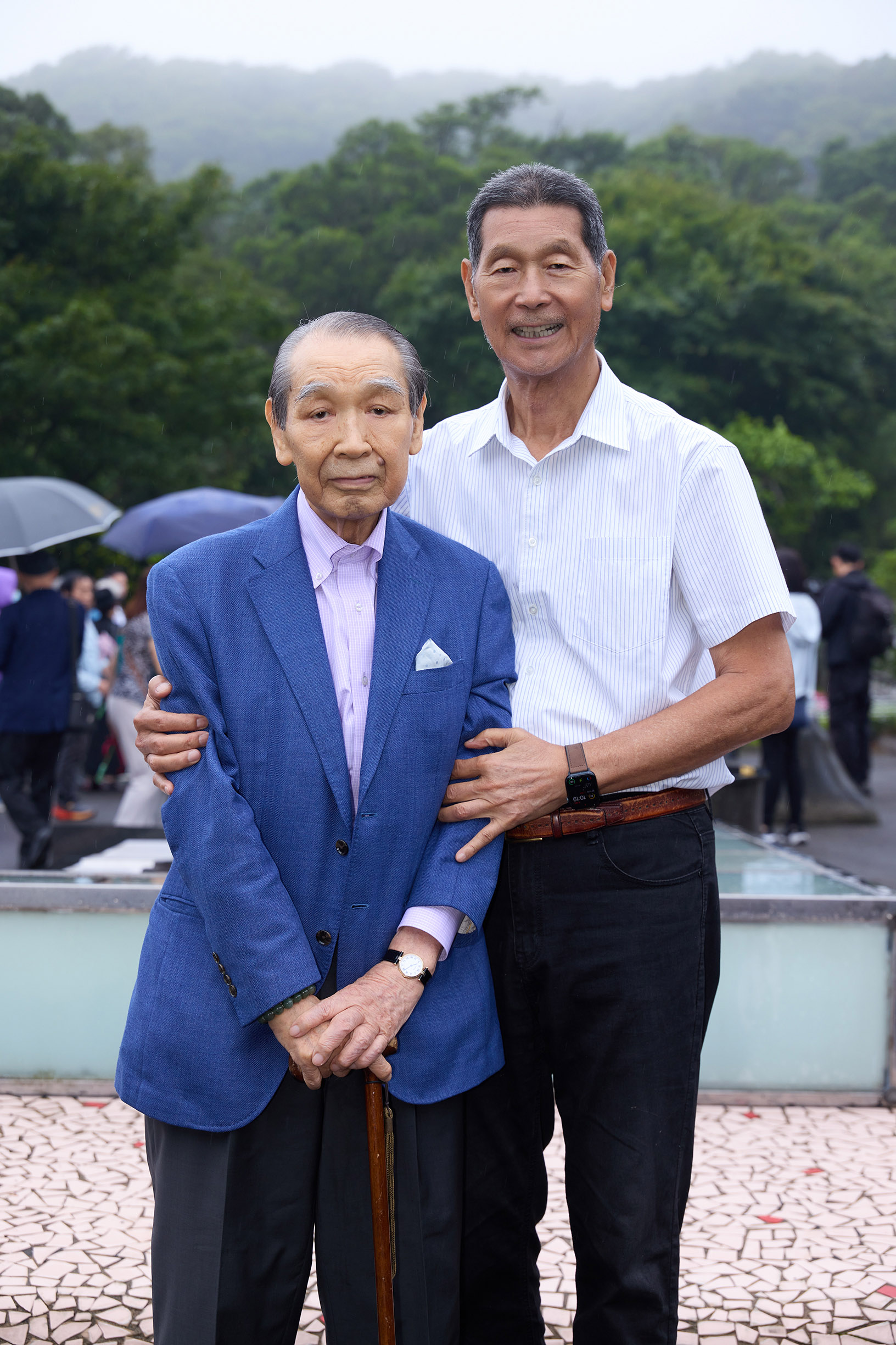 高齡93歲的舟木稔與鄧長富合照。(圖/鄧麗君文教基金會提供)
