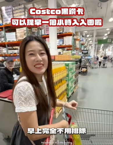親子YouTuber「彼得爸與蘇珊媽」也在分享好市多提早入場體驗,表示人潮少、動線舒適。