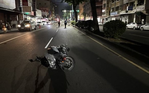 台中市南區今（1日）清晨發生一起無照車照，釀1死1重傷。（翻攝畫面）