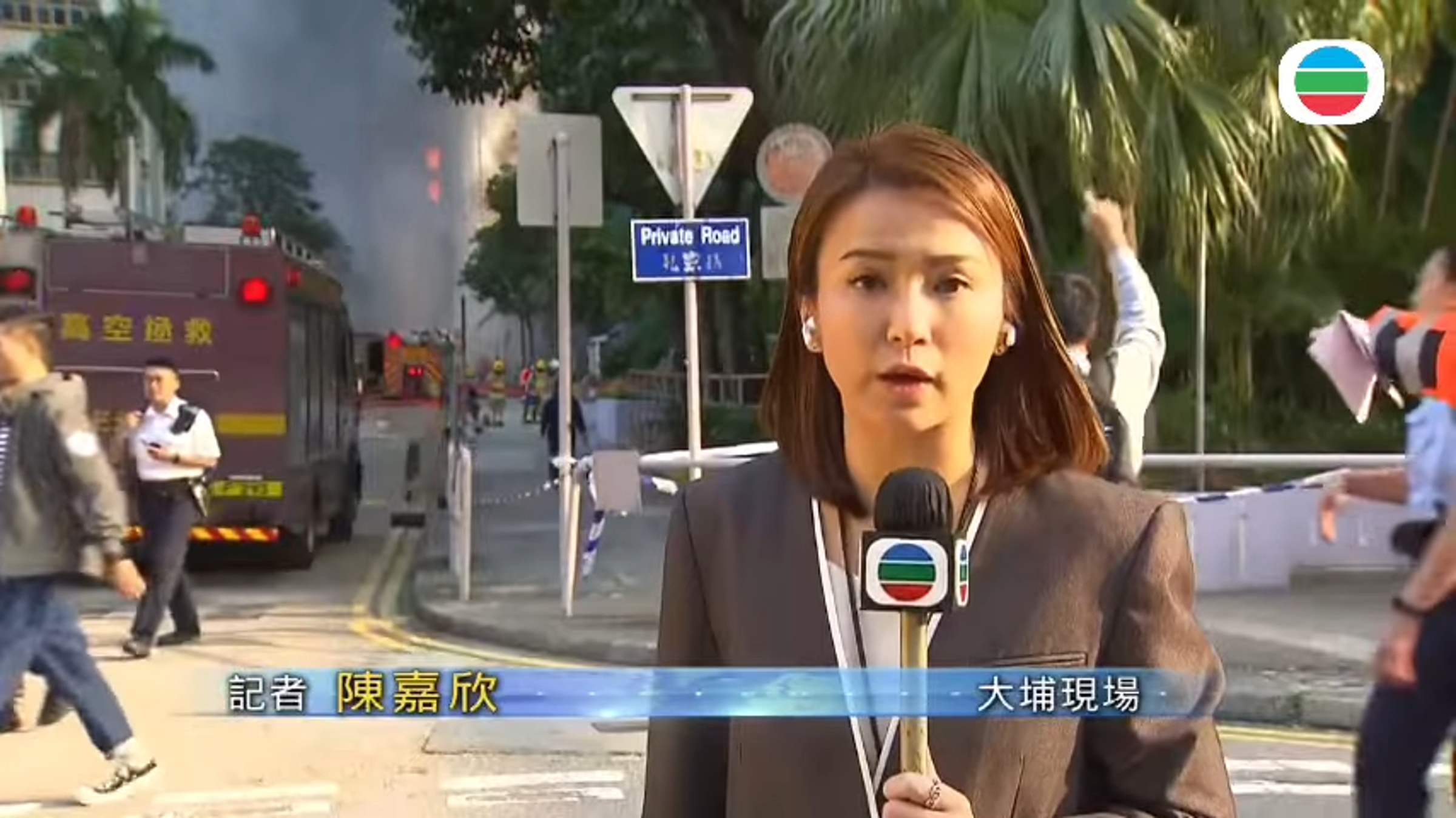 主播陳嘉欣在現場連線又趕回棚內播報晚間新聞，有觀眾發現她的聲音疑似因為情緒激動而顫抖。（翻攝自TVB）