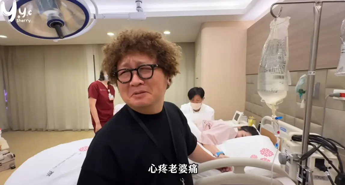依依歷經36小時產程順利自然產下愛女，納豆在旁緊張守候，還因太怕針被虧像是自己在打催生針。（翻攝自《YYC陳依依》YouTube）