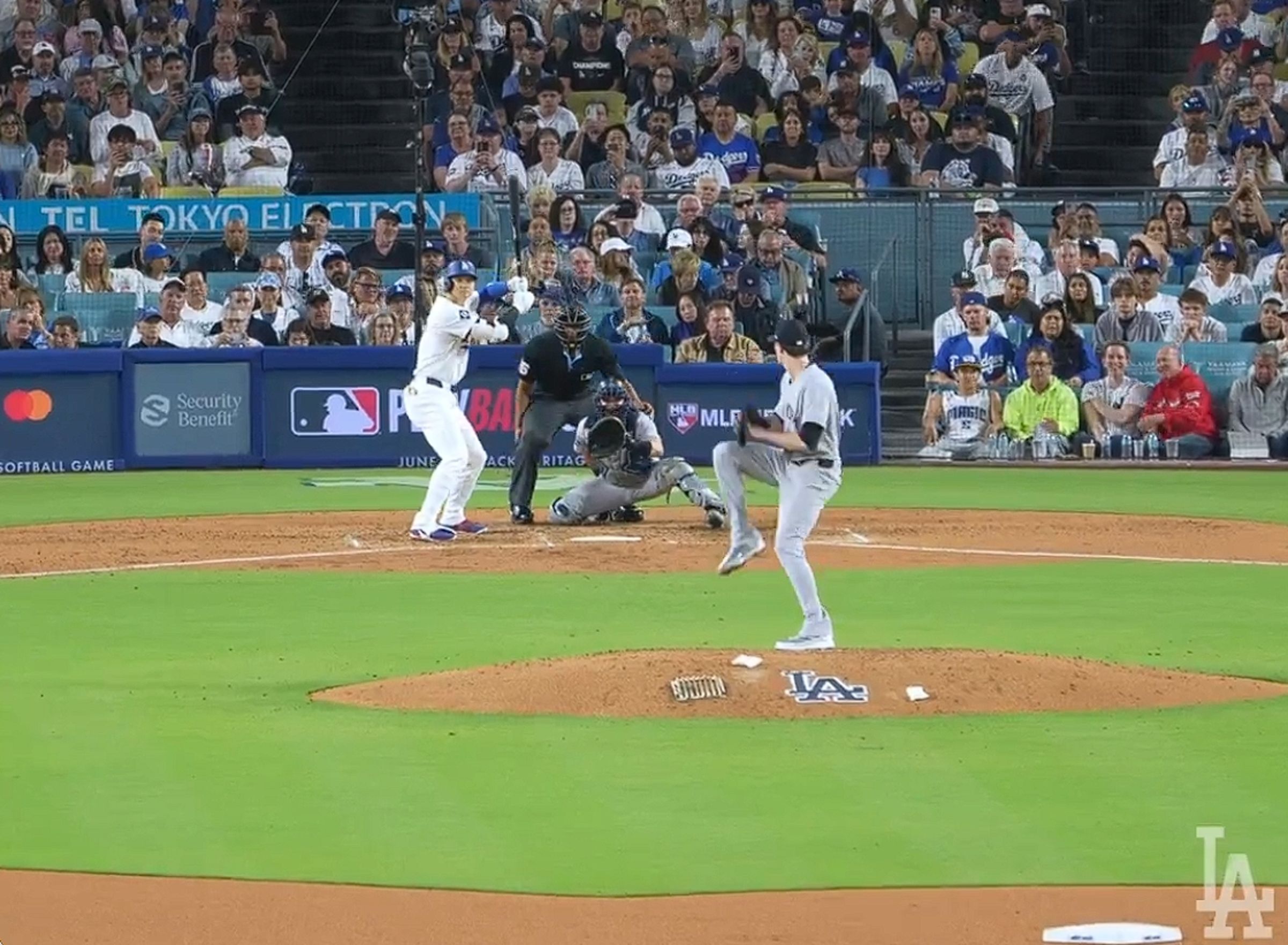 「法官」賈吉、大谷翔平今在首局對決先後開轟。（翻攝自X @Dodgers）