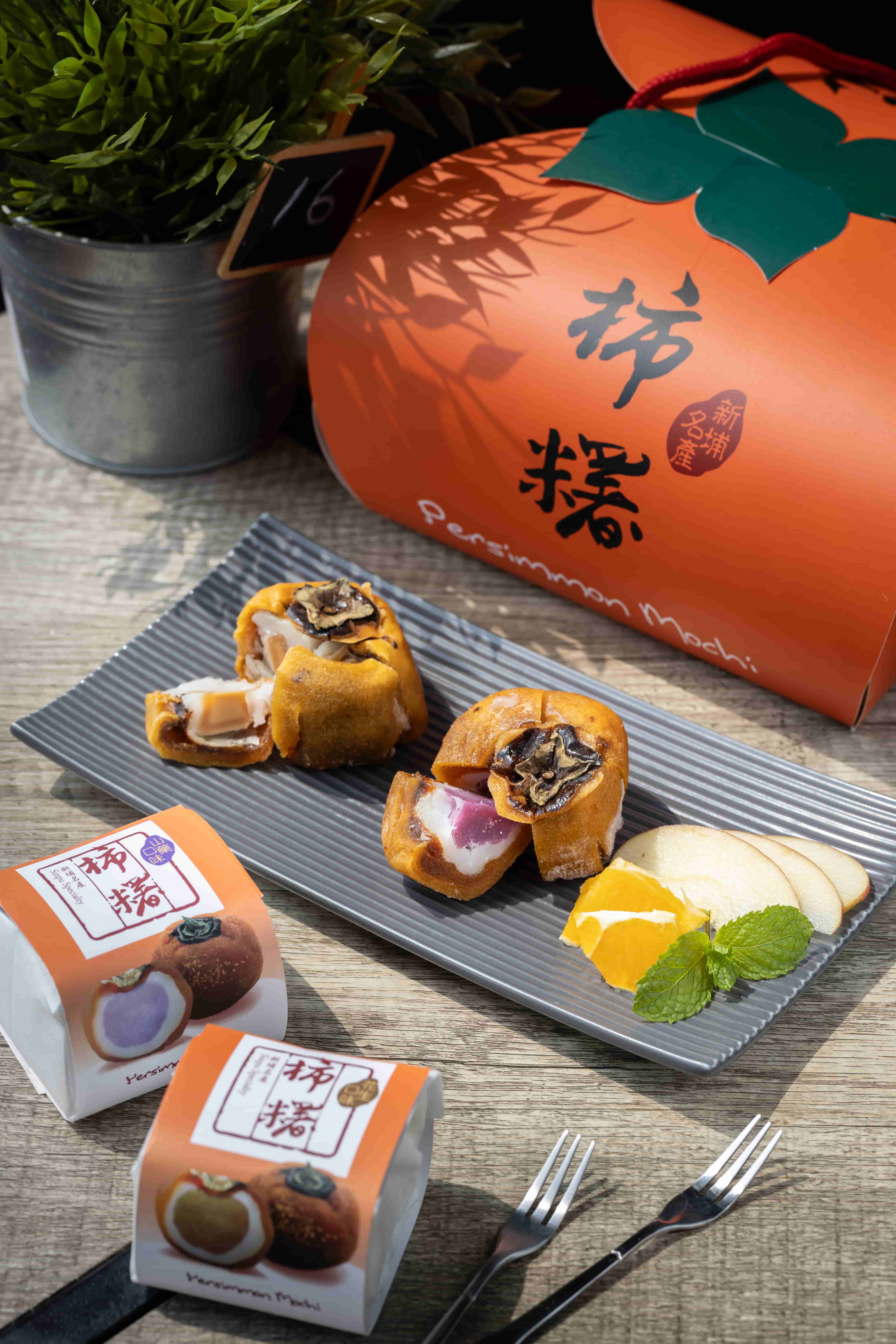 「柿糬」的花生口味必吃！濃郁度超高的花生醬與柿子竟然這麼搭，加上彈牙麻糬吃起來超過癮。（85元／顆）                   