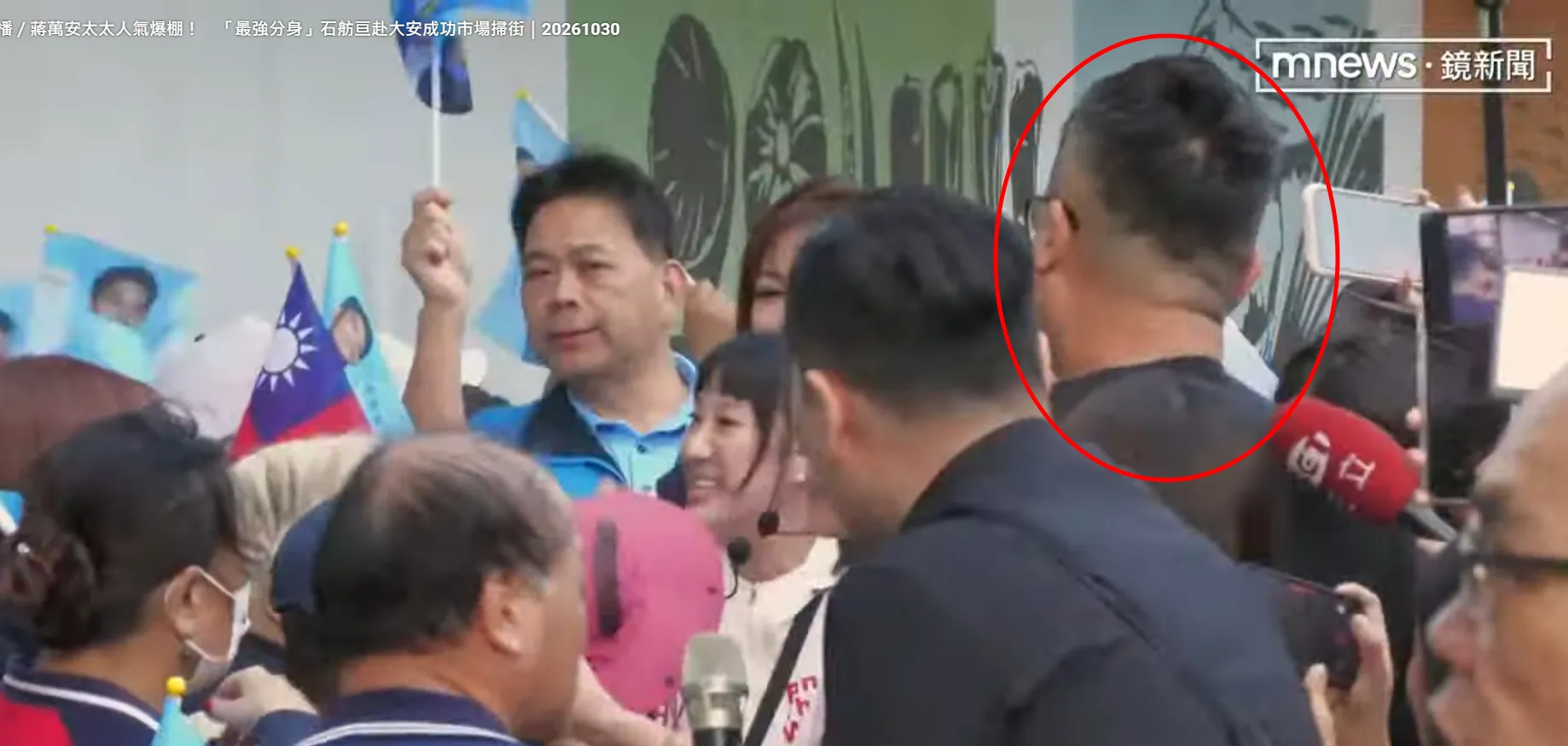 石舫亘市場掃街！團隊攝影師「撞飛女記者」　蔣萬安競辦道歉了