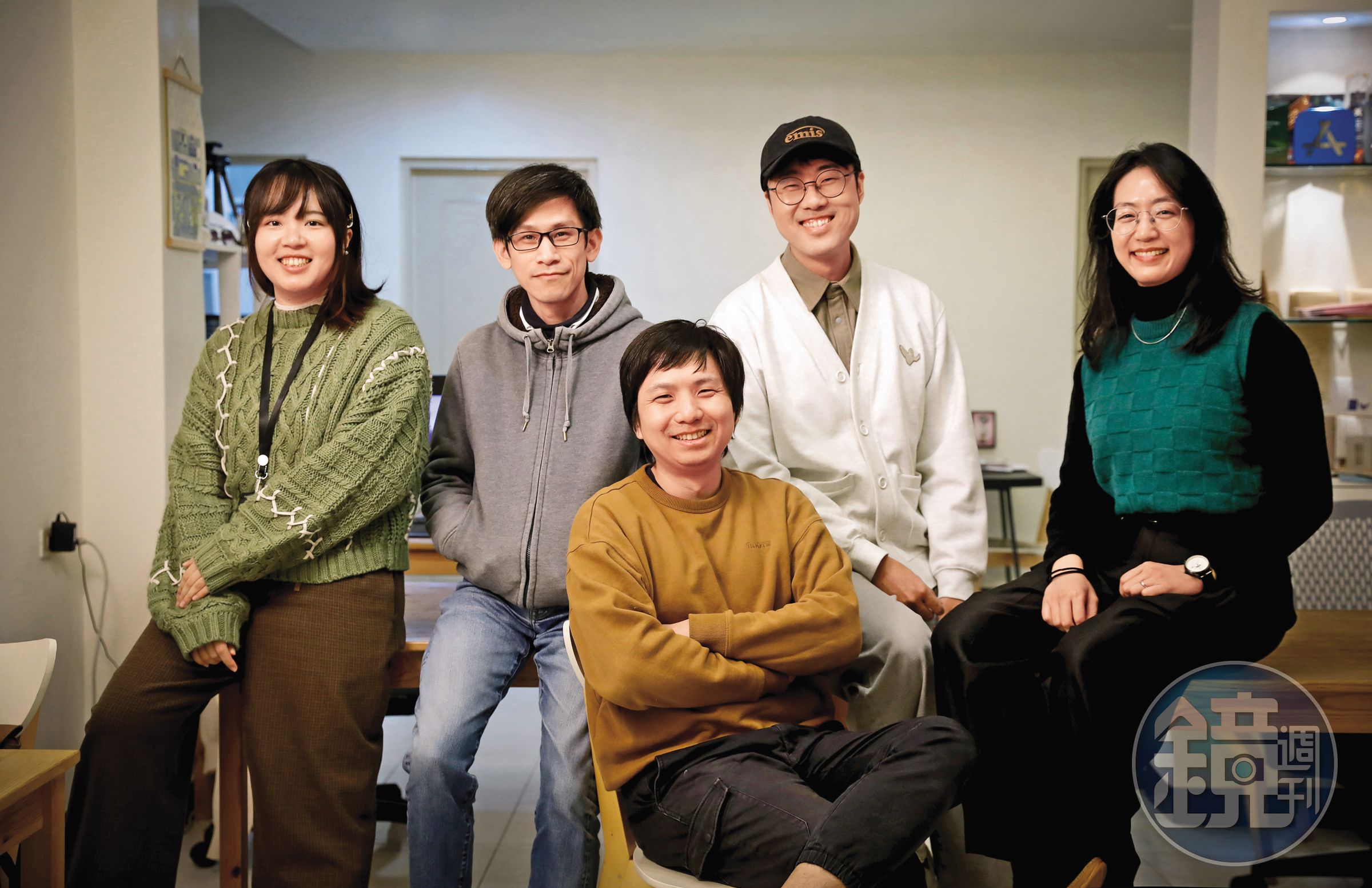 遊戲熵最初由Jason(左2起)、Ren與吳少辰(Boris)3位大學同窗共同創辦,後續加入美術Peiyi(左1)與編劇企劃So(右1)。