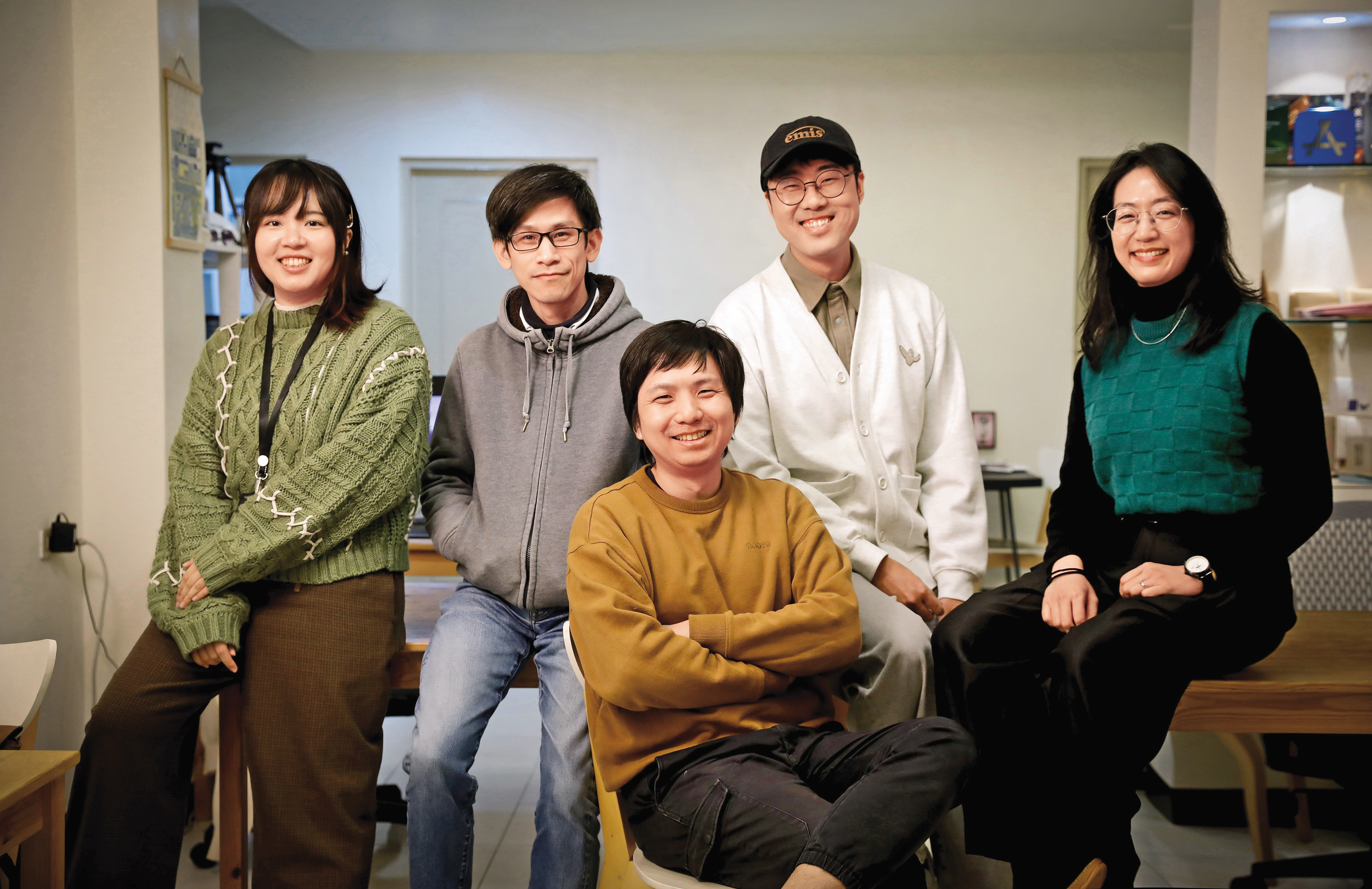 遊戲熵最初由Jason(左2起)、Ren與吳少辰(Boris)3位大學同窗共同創辦,後續加入美術Peiyi(左1)與編劇企劃So(右1)。