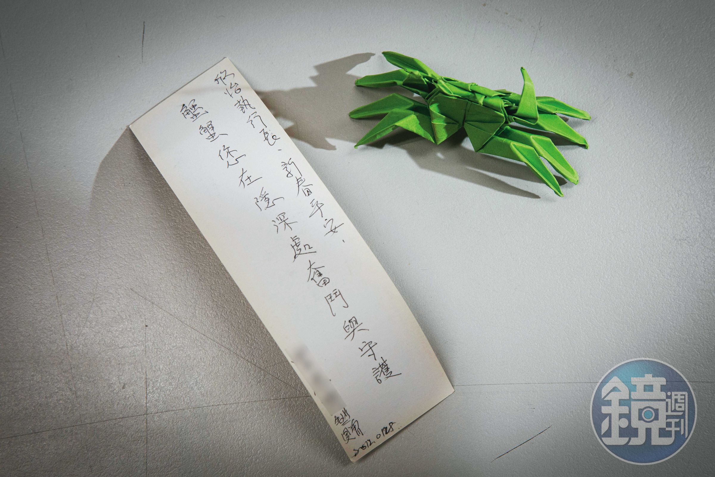 一名與林欣怡通信許久的死刑犯送她紙折的螃蟹表達謝意，對方在寄出禮物後不久便被執行死刑。
