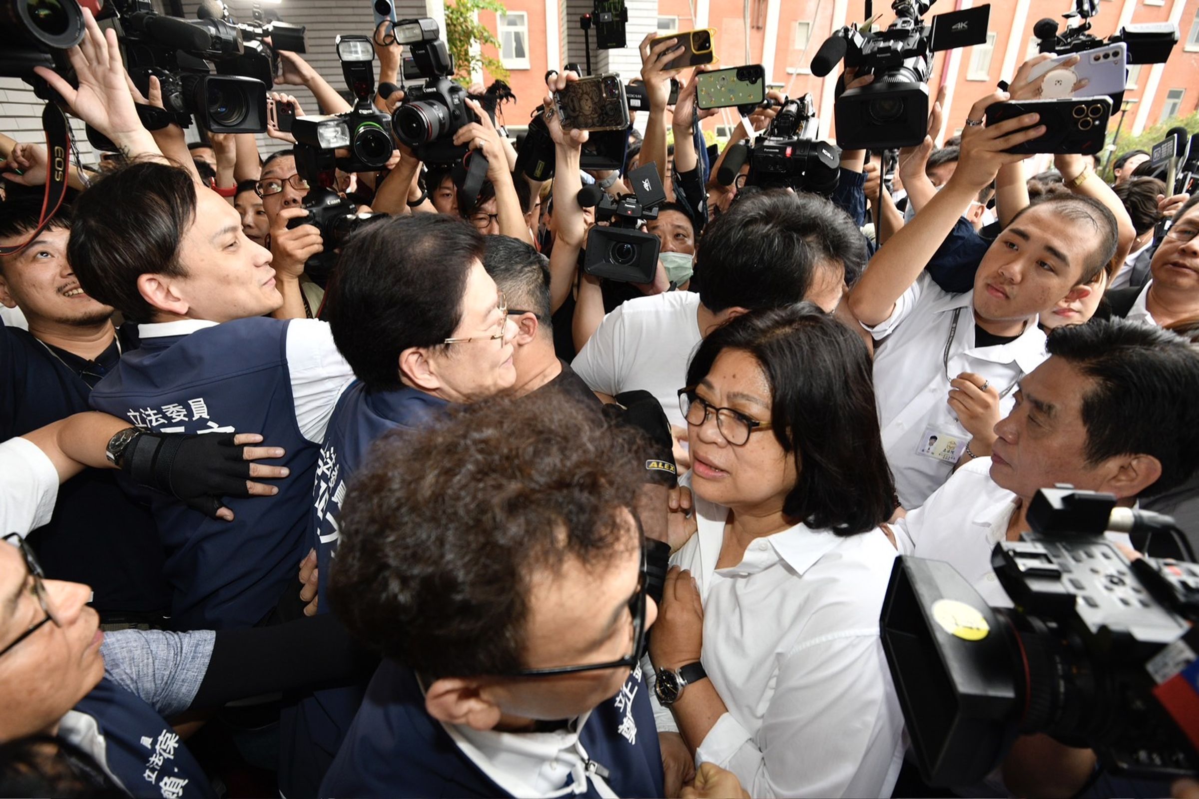 繼上週五(17日),今日立院又再次召開國會改革法案表決,議場門口稍早擠滿推擠人潮。