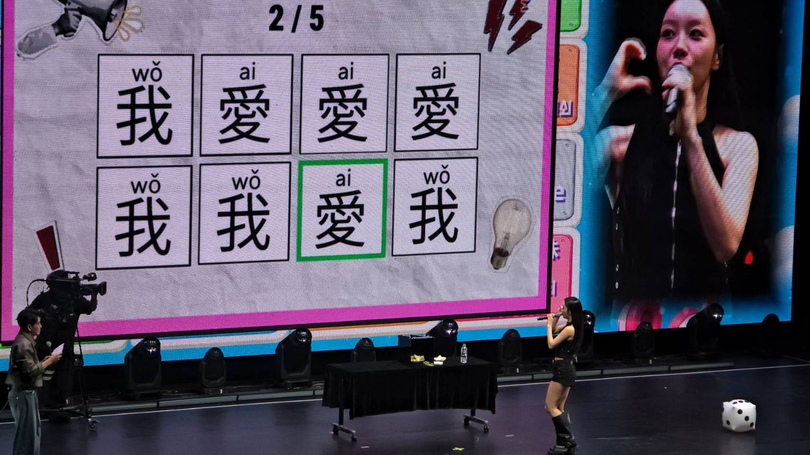最近勤學中文的惠利輕鬆過關，笑說「這太簡單了吧！」（讀者提供）
