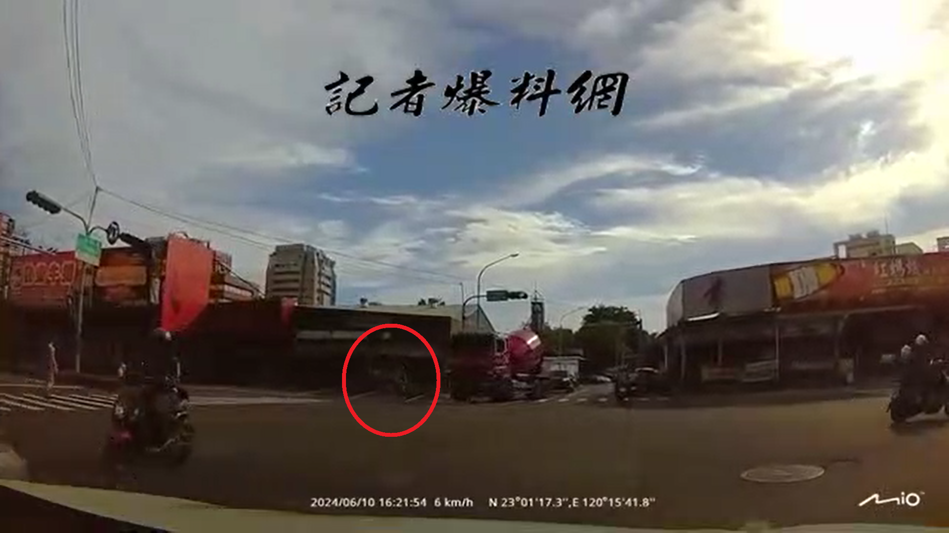 台南市一名17歲少女昨日騎單車上路，遭到右轉砂石車輾斃。（翻攝自記者爆料網）