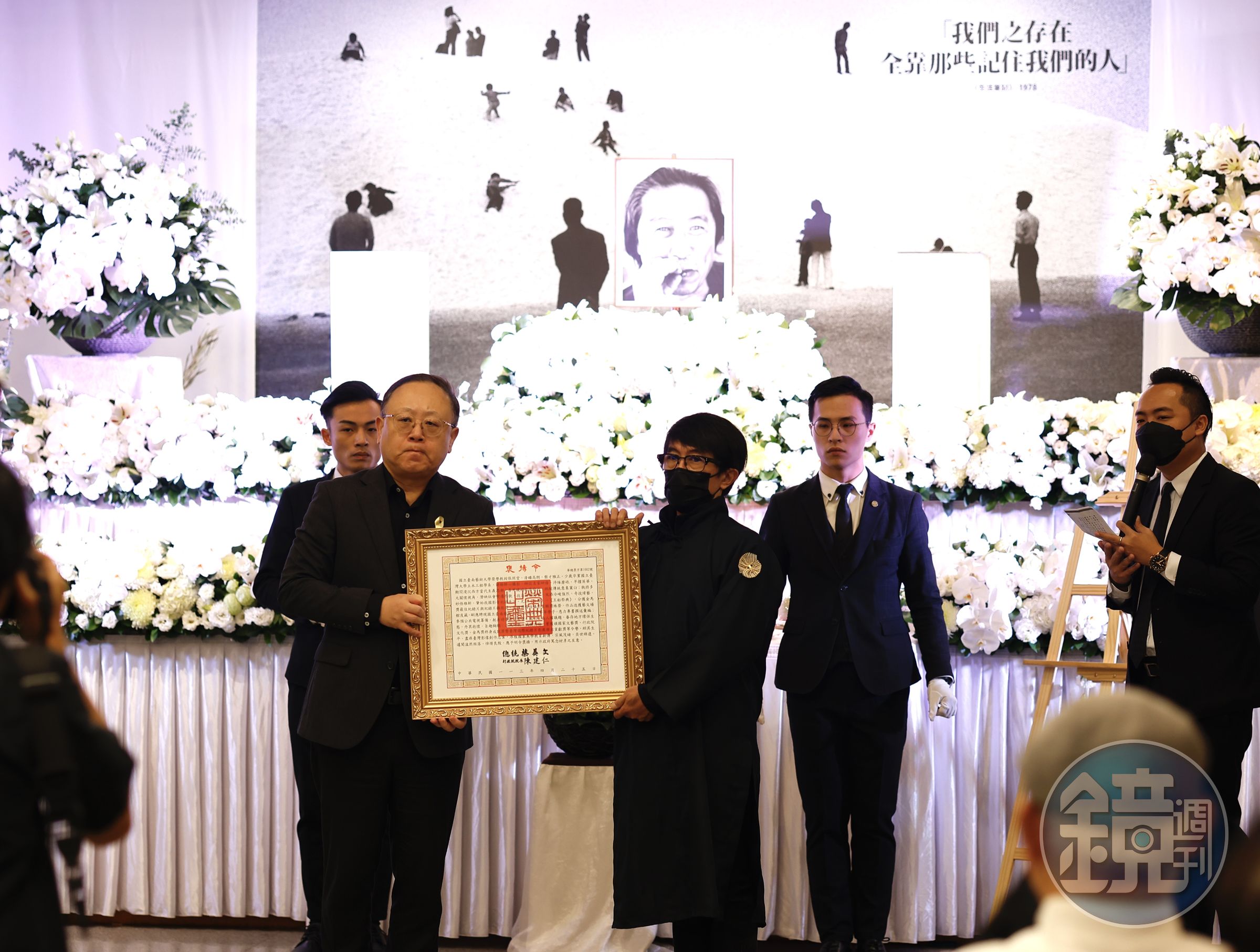 文化部長史哲頒發總統褒揚令給張照堂，由張照堂家人代為受贈。