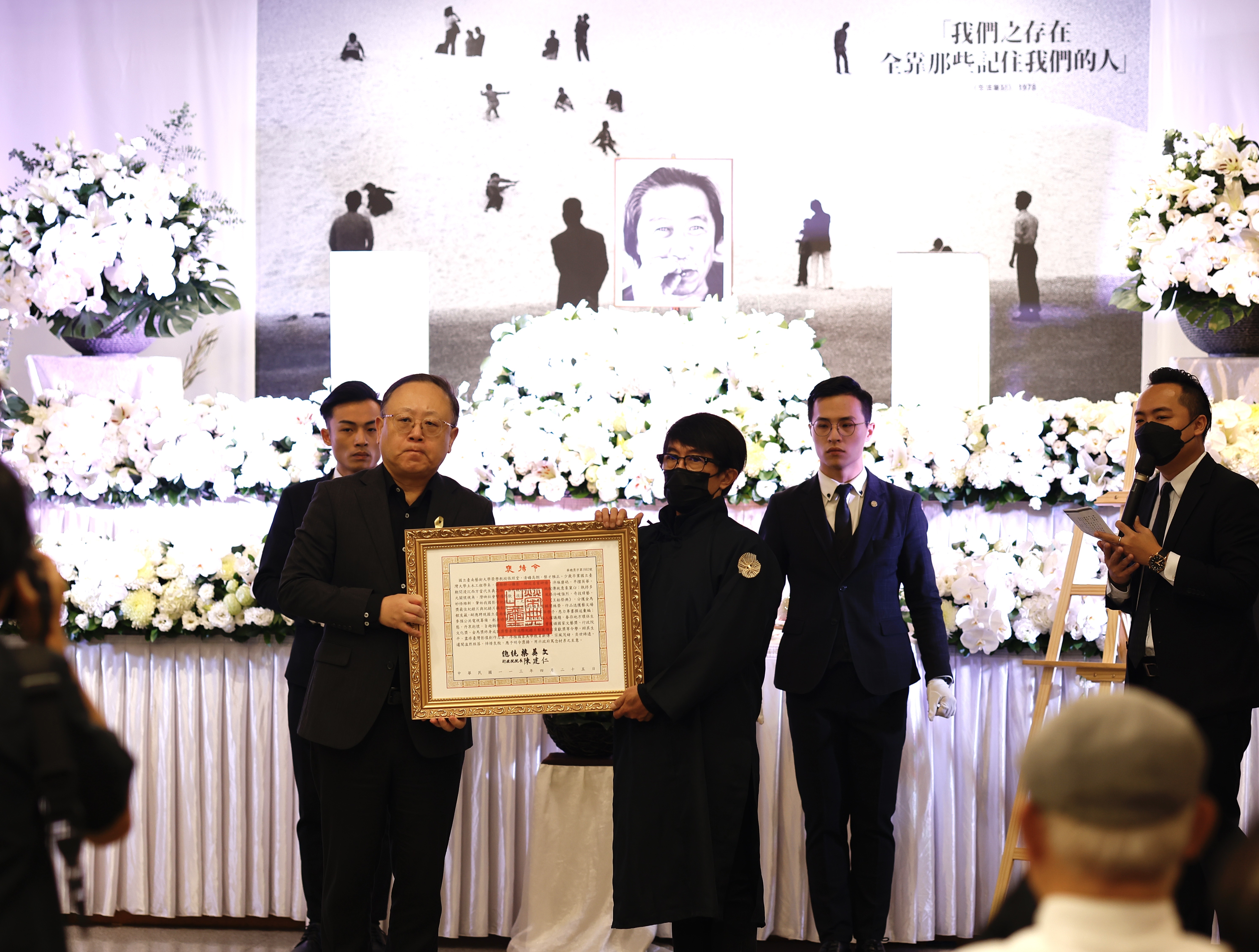 文化部長史哲頒發總統褒揚令給張照堂，由張照堂家人代為受贈。