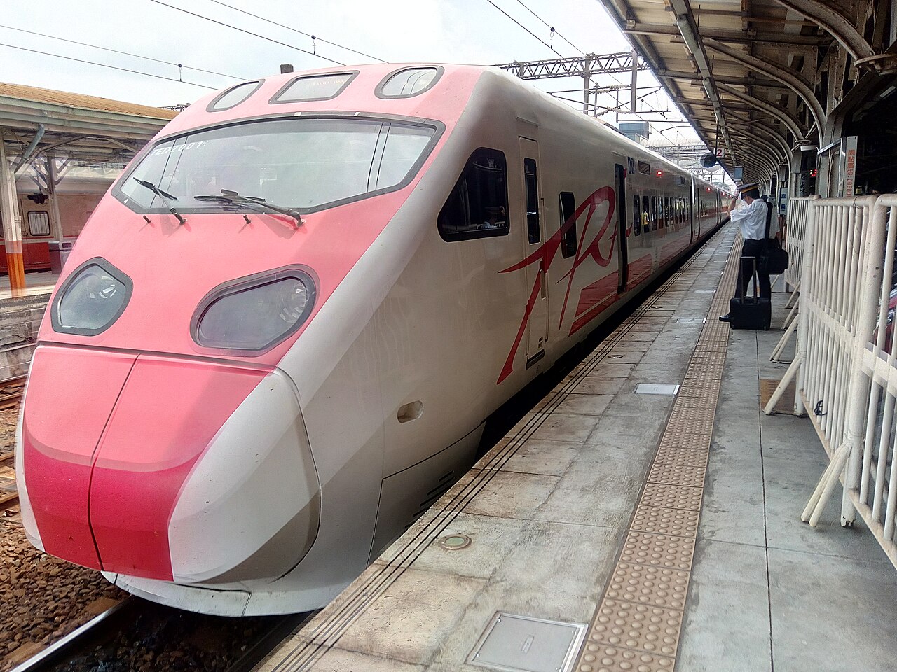 網傳普悠瑪險撞越線拍照旅客 台鐵澄清曝站務人員最緊繃時刻
